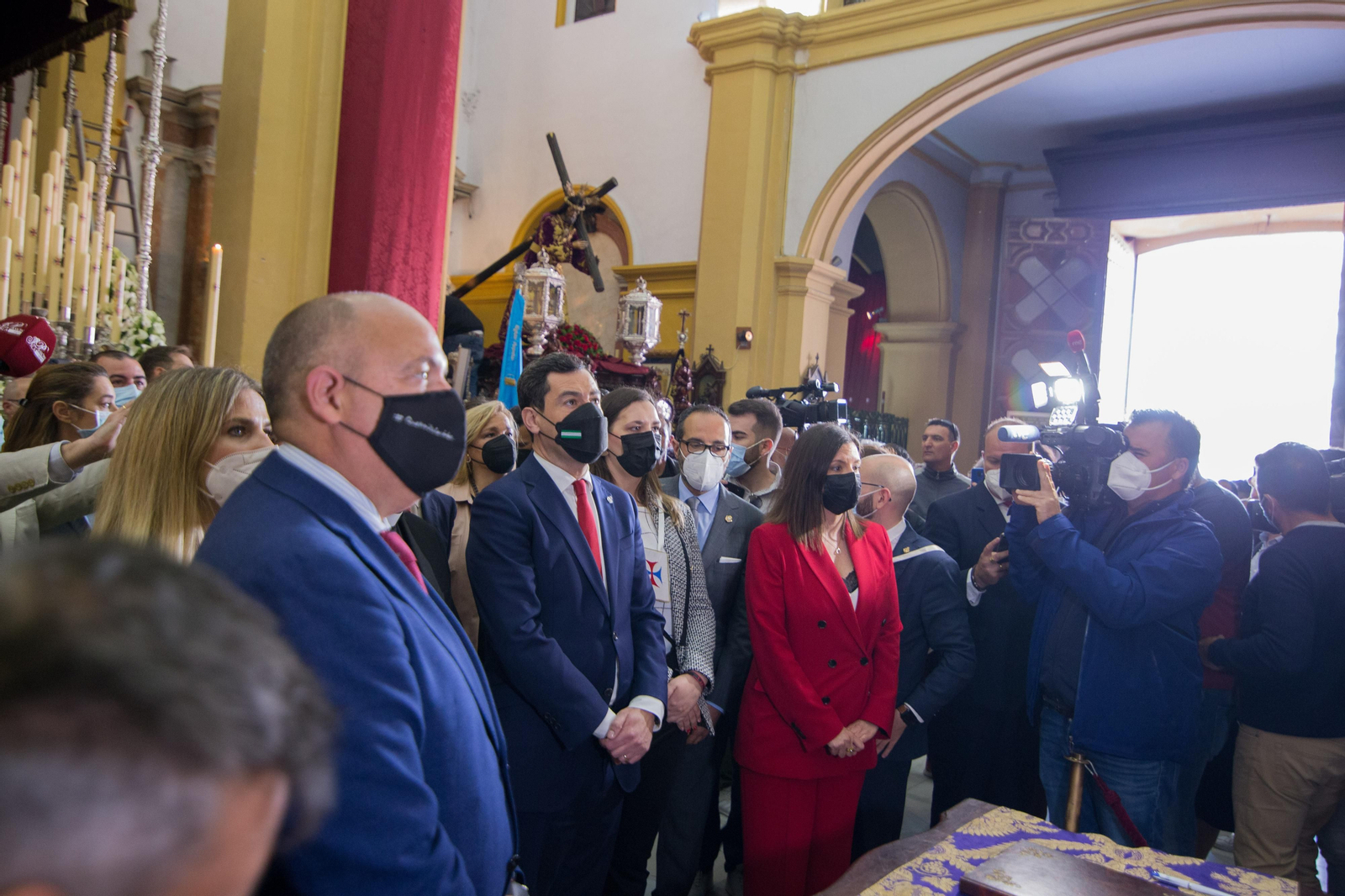 Así ha sido la visita del presidente de la Junta a las hermandades del Lunes Santo de San Fernando
