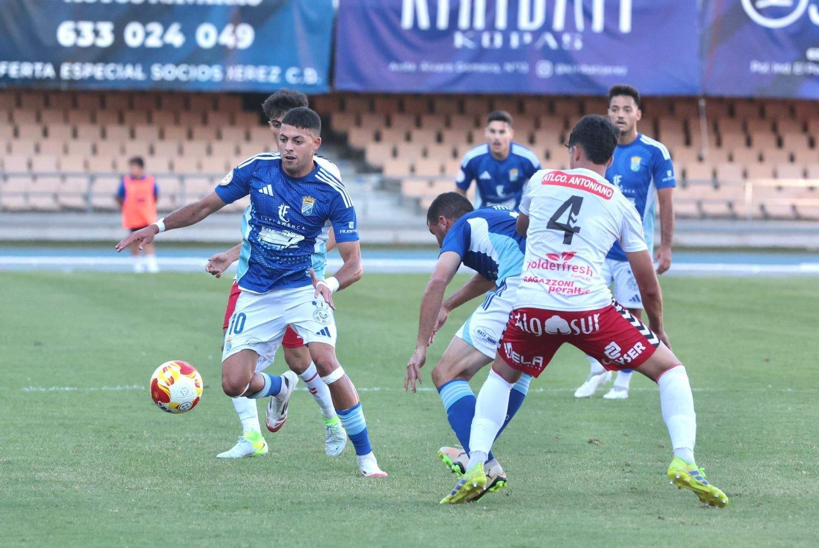 Charaf se lleva el balón en un lance del encuentro contra el Antoniano.