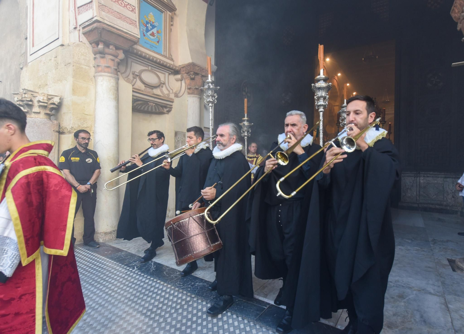 El traslado del Sepulcro de El Carpio tras el Magno Vía Crucis de Córdoba, en imágenes