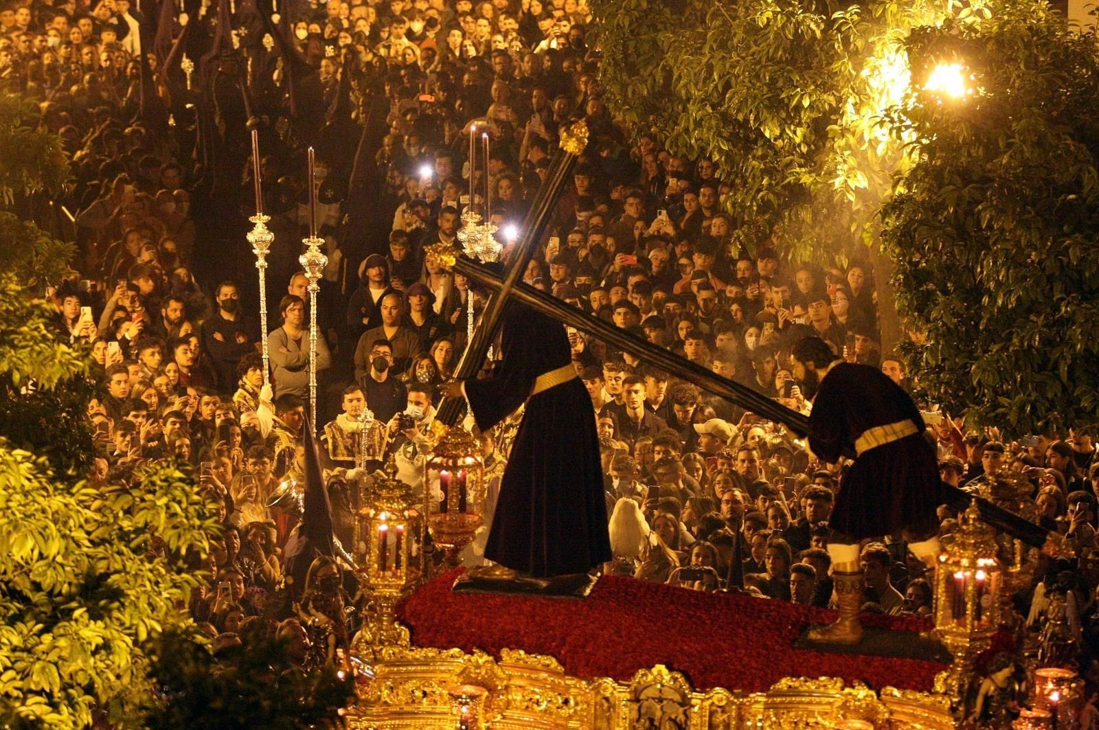 Imágenes del Nazareno recorriendo las calles de Huelva en la Semana Santa 2022.