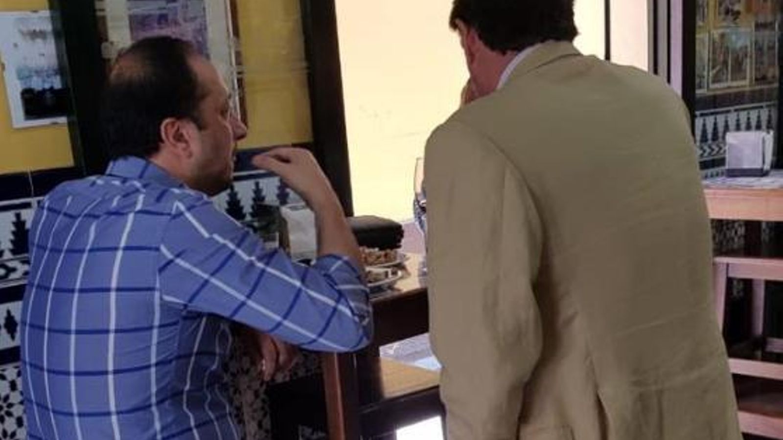 Gómez de Celis celebra el nombramiento comiendo caracoles en Triana.