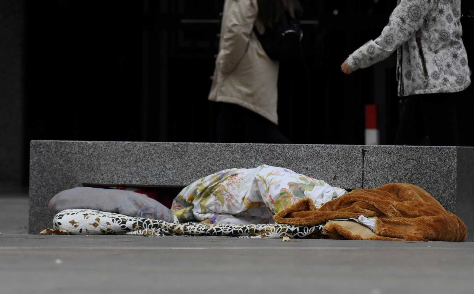 Mantas de personas sin hogar en el centro de Córdoba.