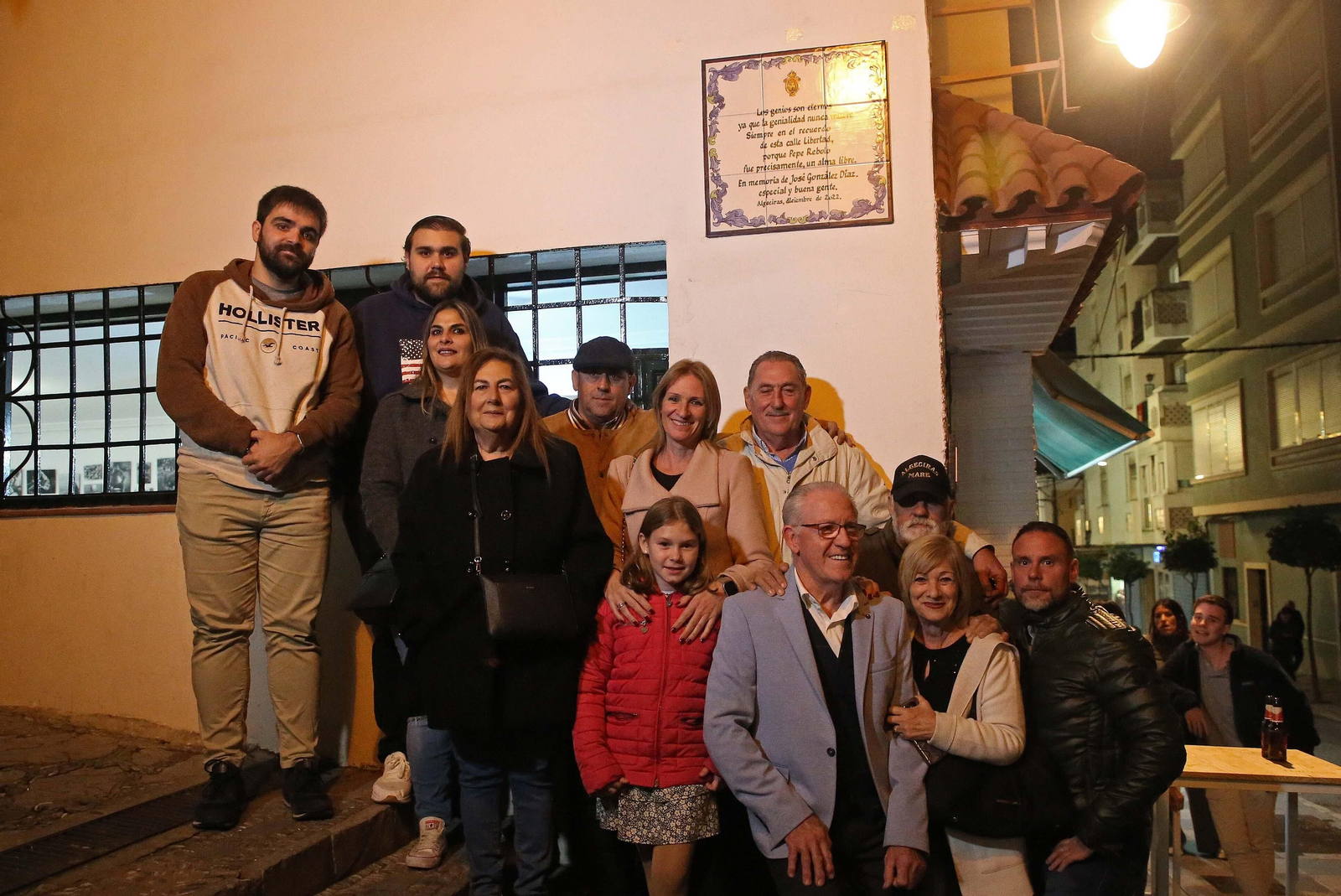 La familia de Rebolo, junto a la placa.