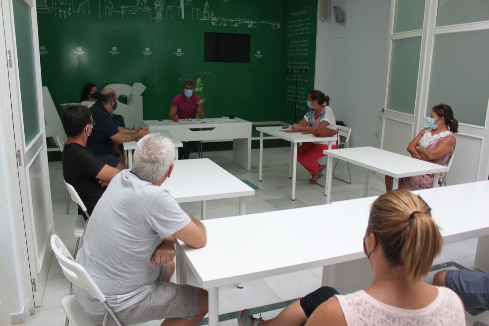 Reunión de los concejales Fran Romero y Maite Lebrero con los trabajadores del comedor del acuartelamiento de Camposoto.