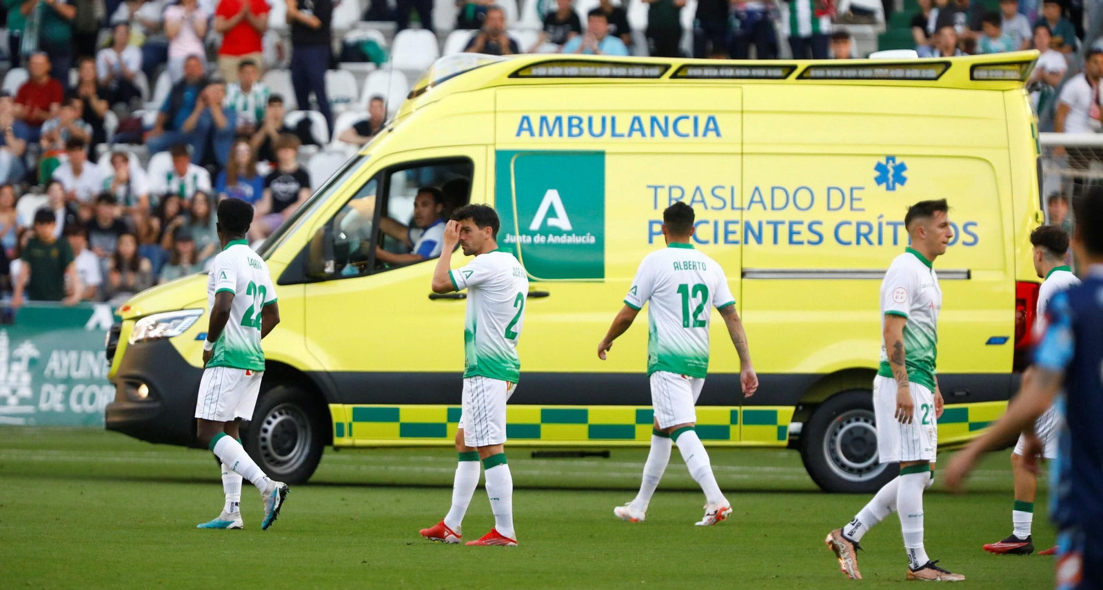 La ambulancia en la que Dragisa Gudelj abandonó el estadio en el Racing Ferrol - Córdoba CF.