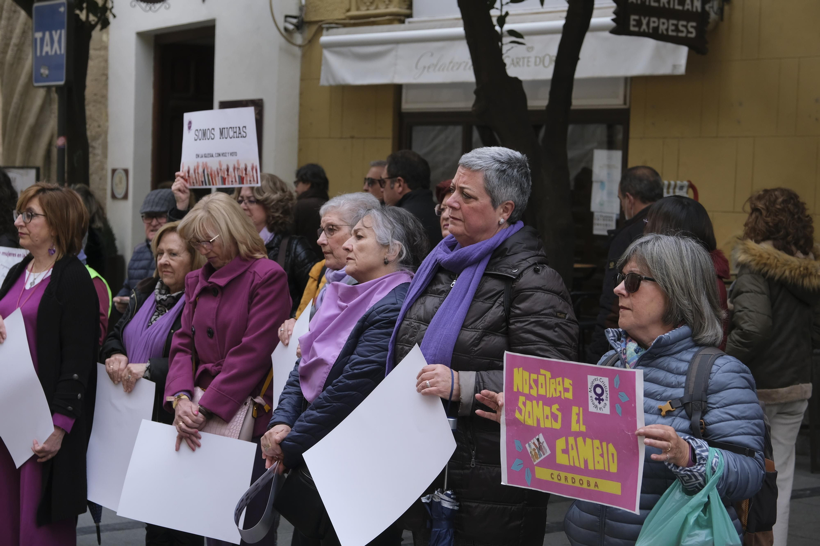 La concentración de la Revuelta de mujeres en la Iglesia en la Mezquita-Catedral de Córdoba, en imágenes