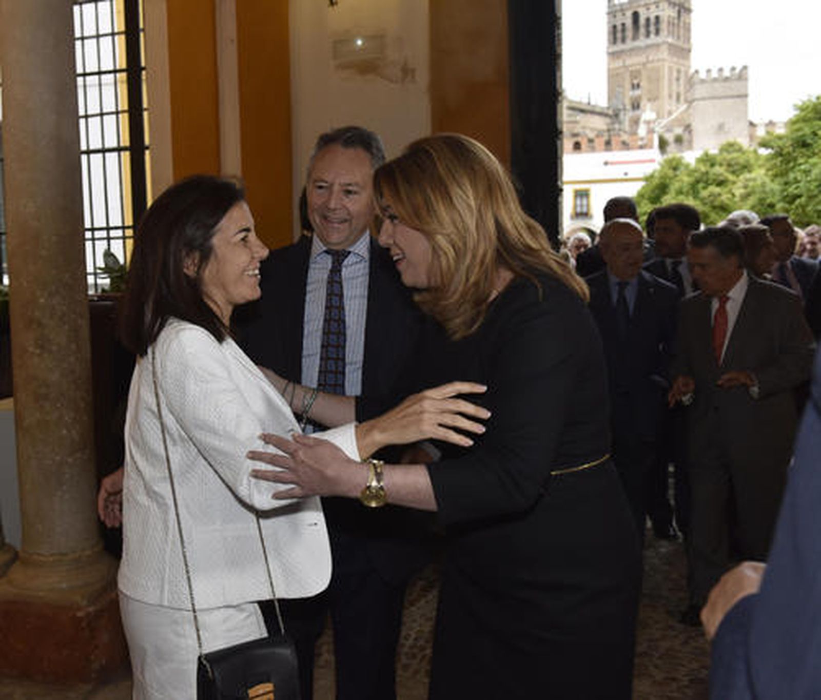 María Jesús Almazor saluda a Susana Díaz, en presencia de José Joly.

Foto: Juan Carlos V?uez / Victoria Hidalgo
