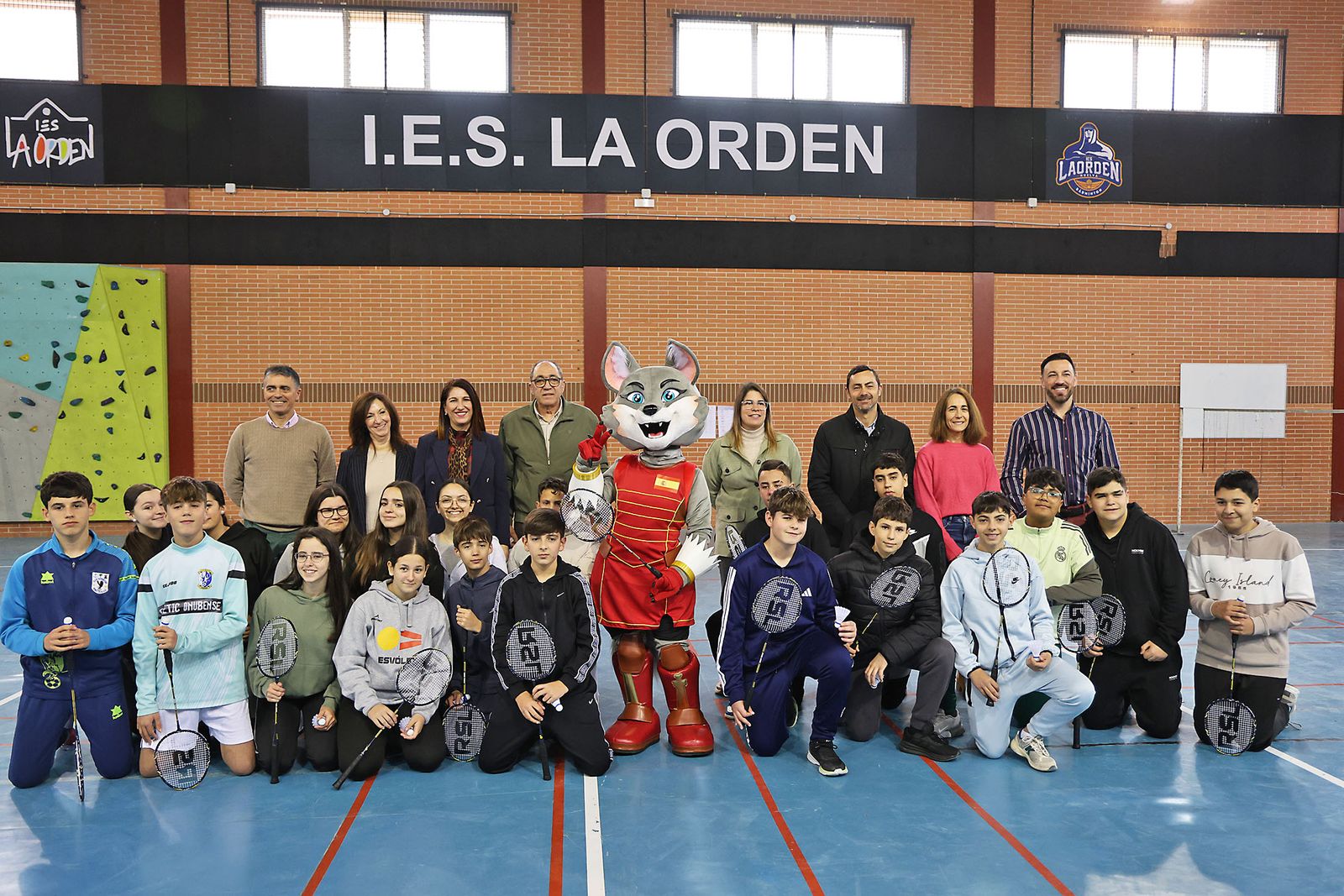 Exhibición práctica con alumnos y alumnas para promocionar el Campeonato de Europa de Bádminton en Huelva