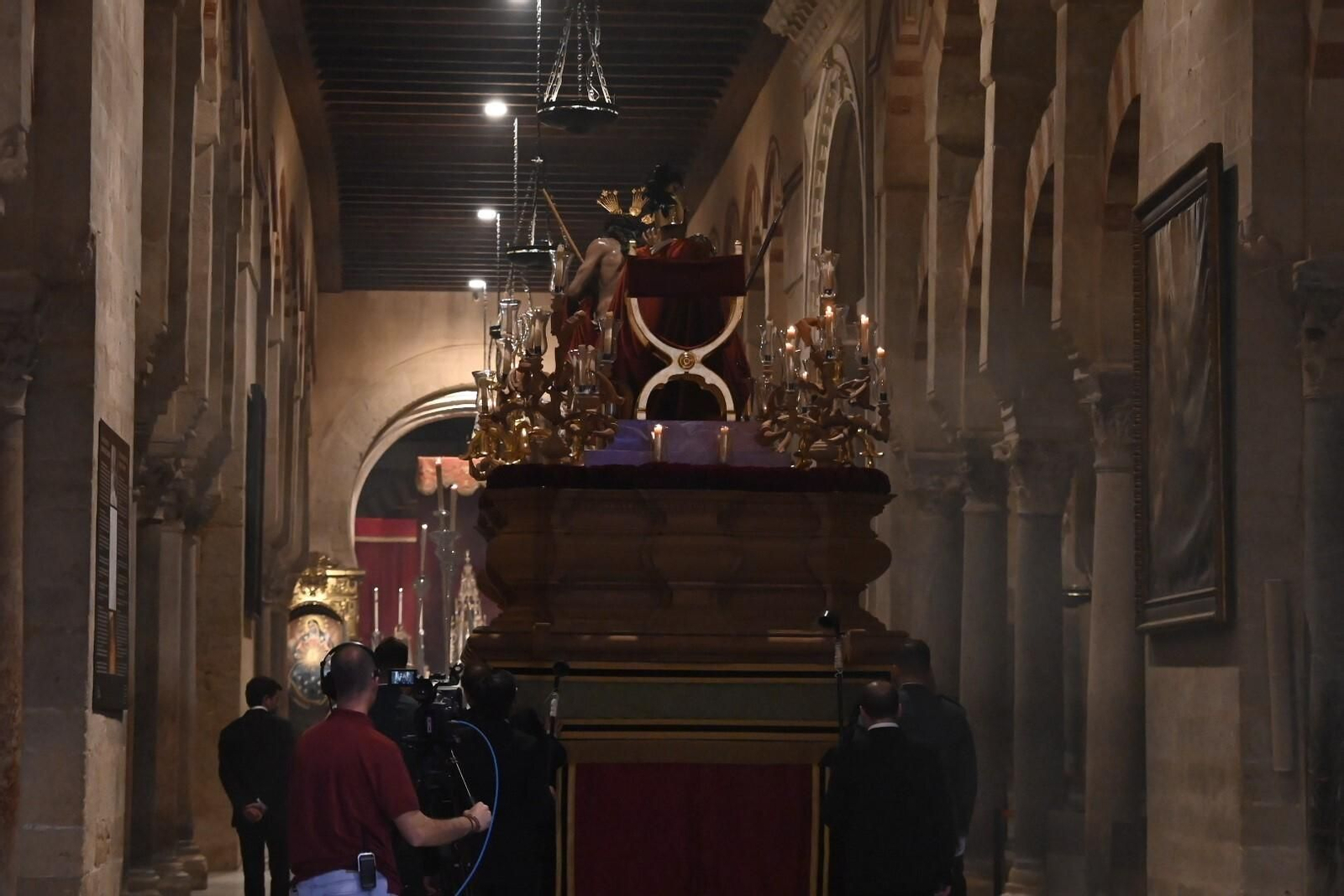 La Presentación al Pueblo de Córdoba a su paso por la Catedral en este Sábado de Pasión, en imágenes