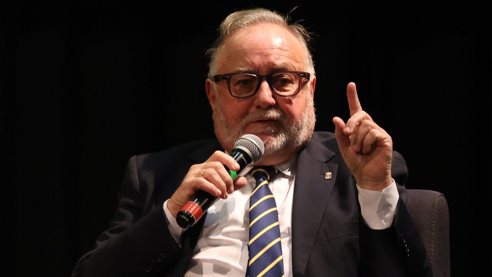 Joaquín Villanova, alcalde de Alhaurín de la Torre en el Centro Cultural Vicente Aleixandre del municipio