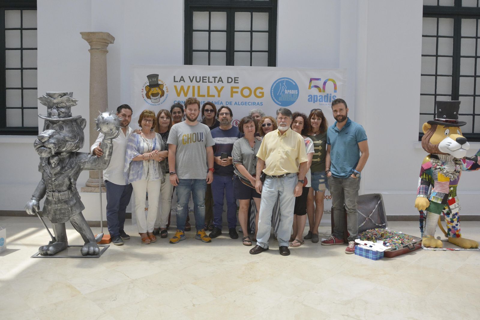 Los artistas junto a trabajadores y usuarios de Apadis, en el Museo de Algeciras ayer.