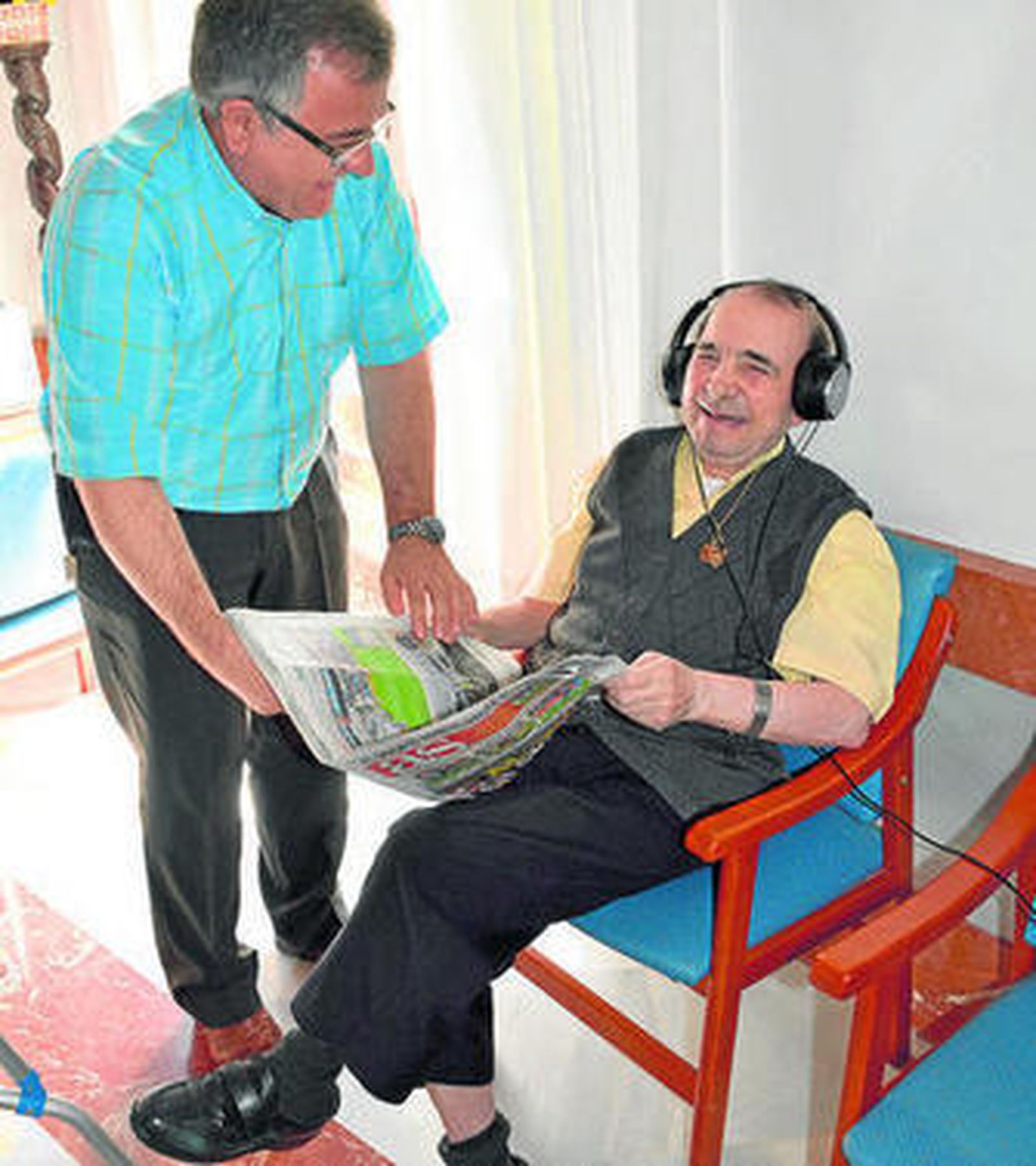Isidoro de Santiago junto a uno de los residentes.