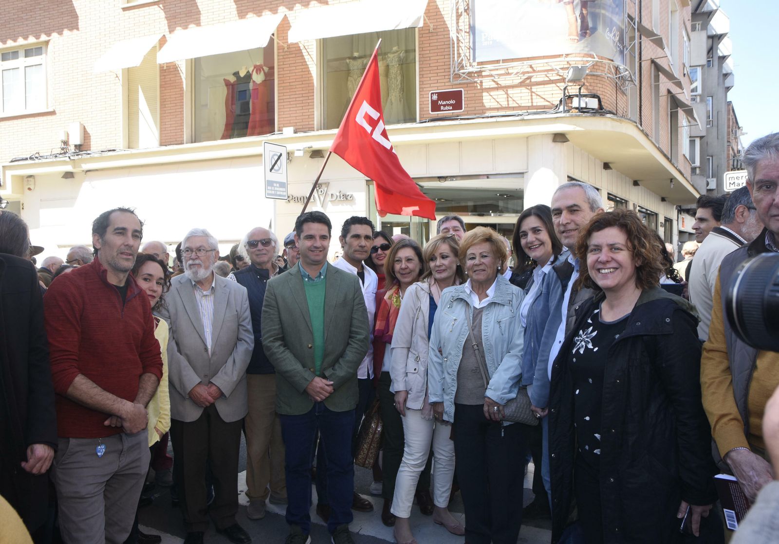 Alba Doblas, Pedro García y sindicalistas de CCOO, en la calle Manuel Rubia.