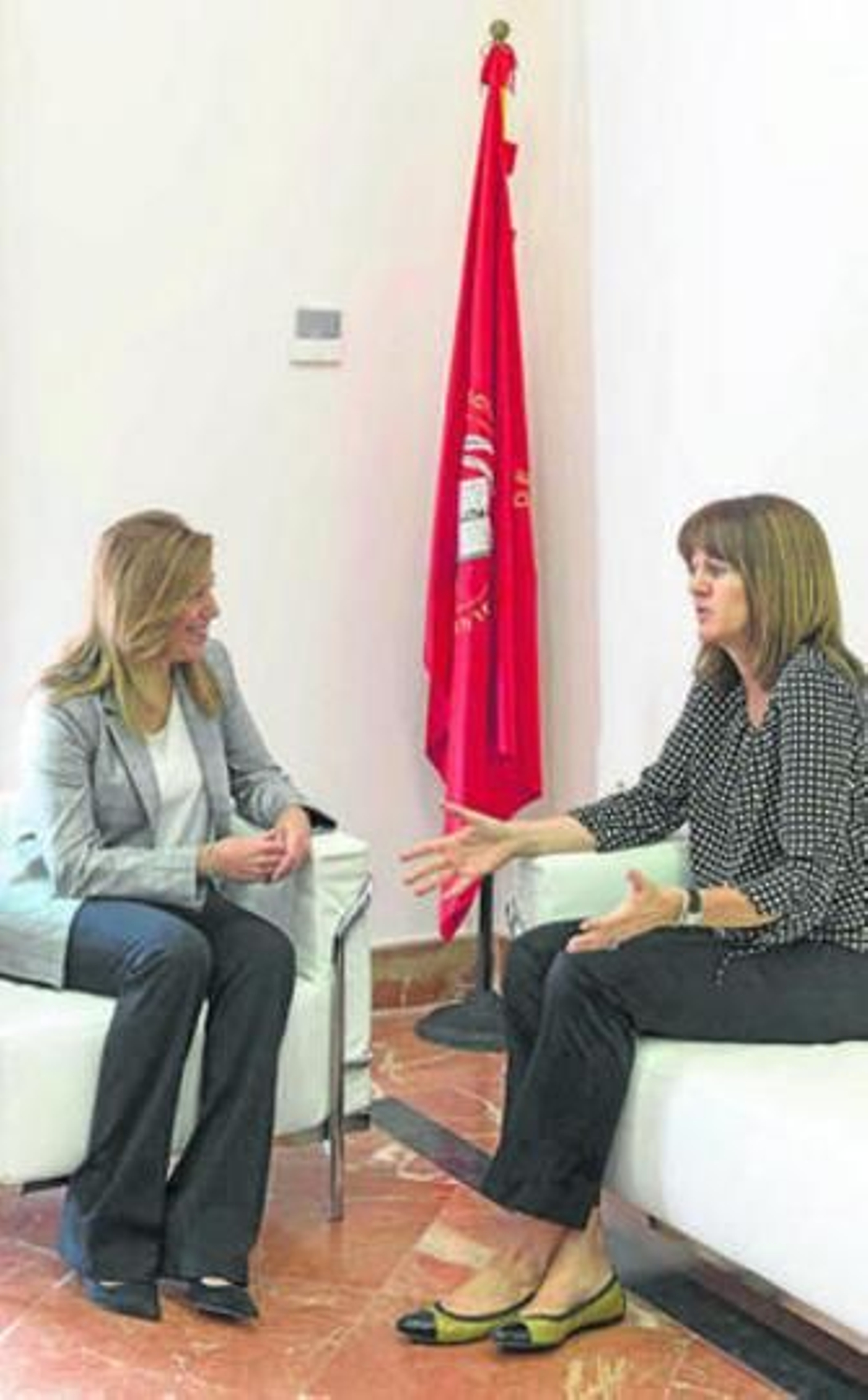 Susana Díaz con Idoia Mendia ayer en Sevilla.