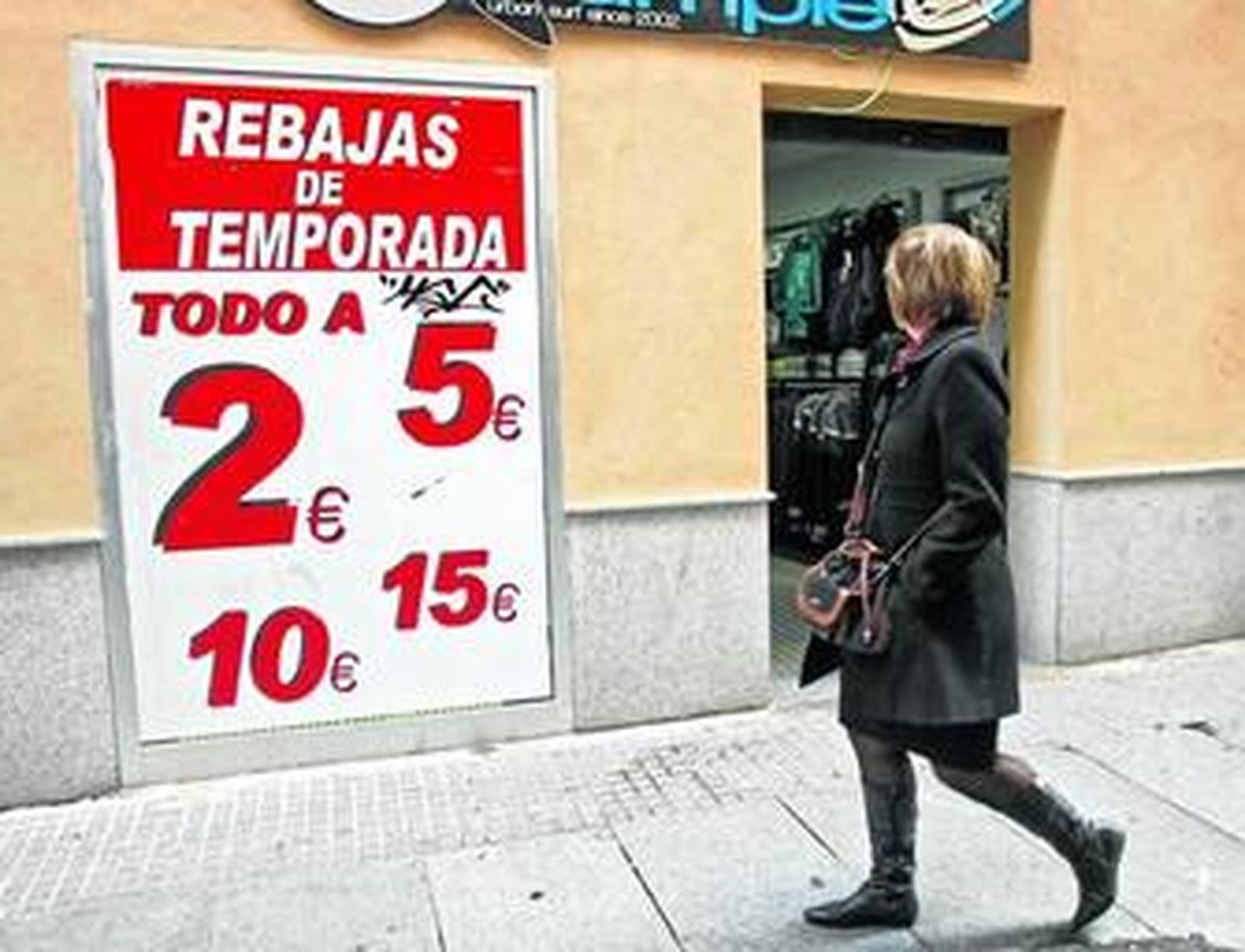 Uno de los muchos carteles que pueden verse en las tiendas de la ciudad anunciando descuentos.
