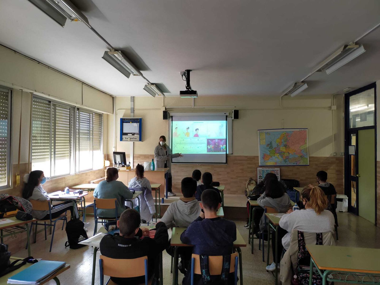 Charla de una médica MIR del centro de salud Dr. Joaquín Pece en un centro educativo de San Fernando.