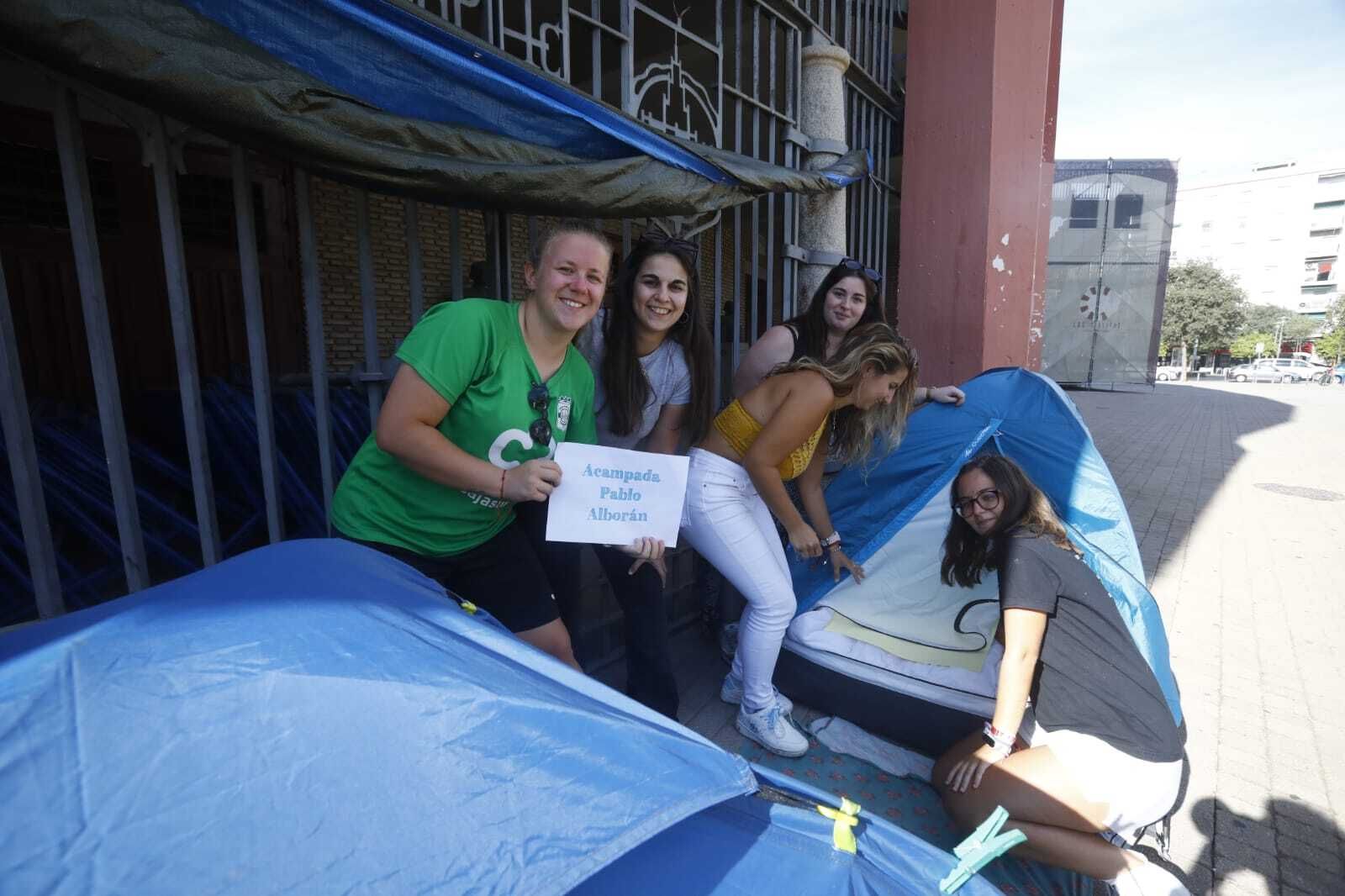 Varias jóvenes acampan junto a la plaza de toros para el concierto de Pablo Alborán en Córdoba.