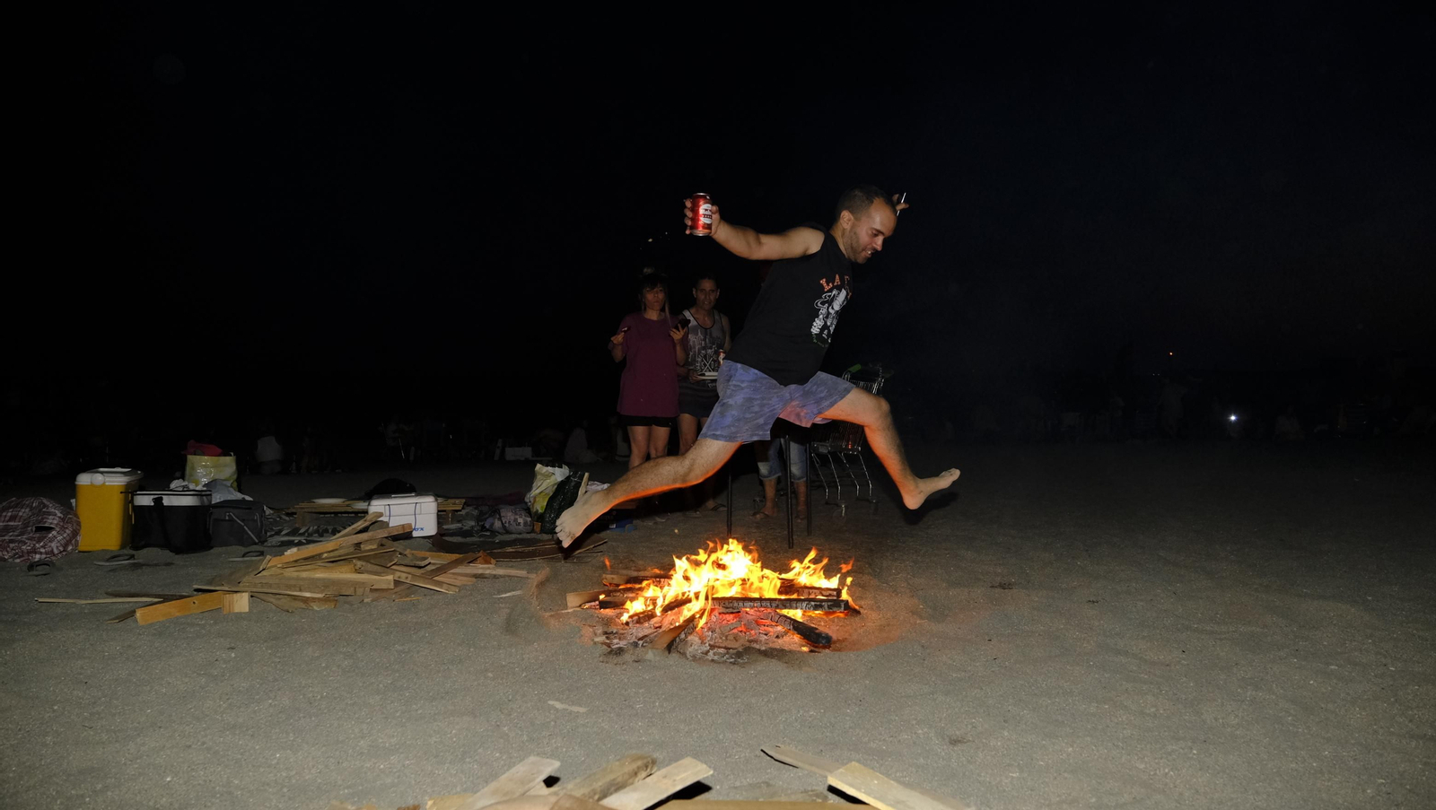 Imágenes de las hogueras de la Noche de San Juan en Almería capital