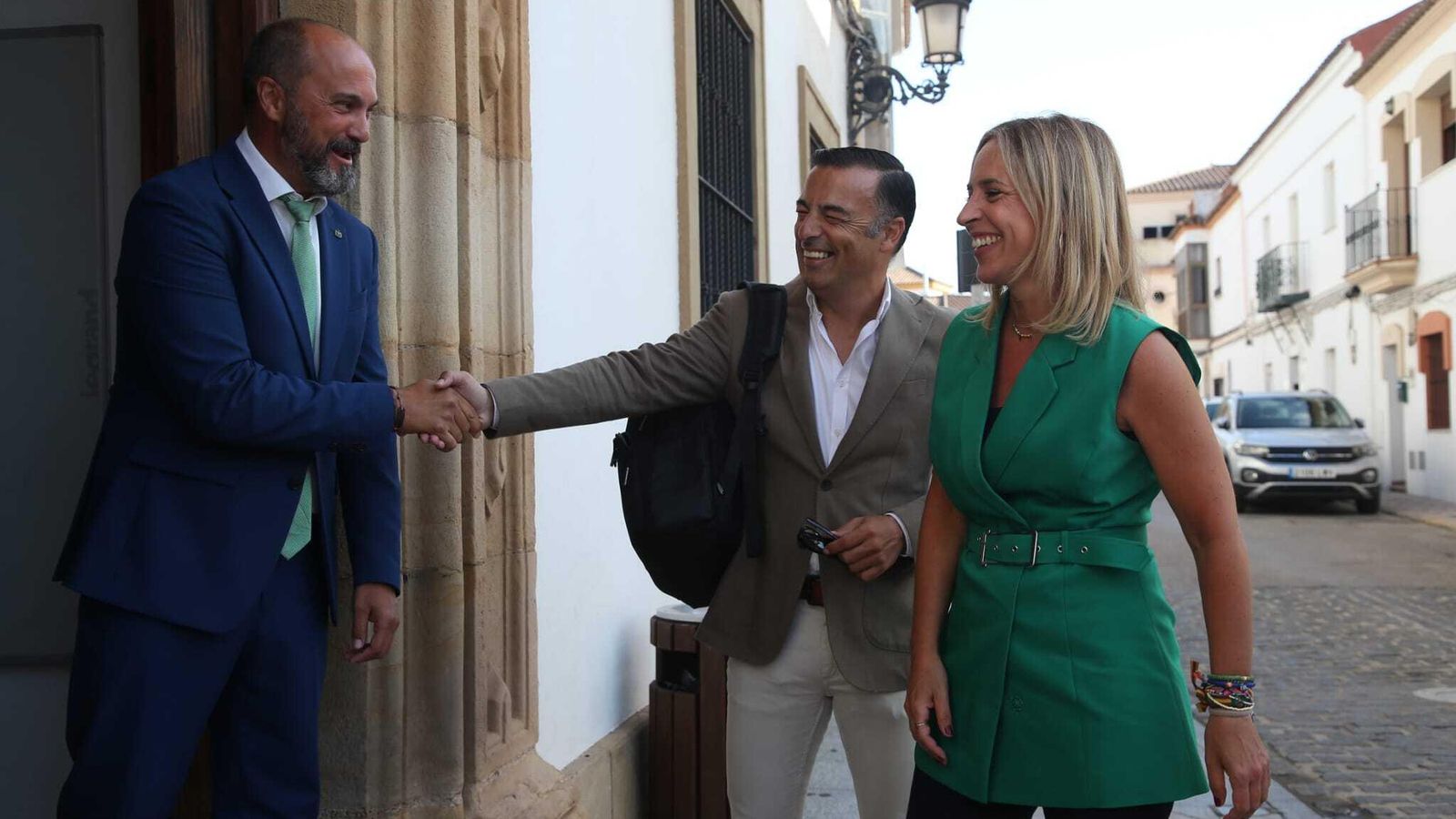 Llegada de Almudena Martínez del Junco al Ayuntamiento barreño.