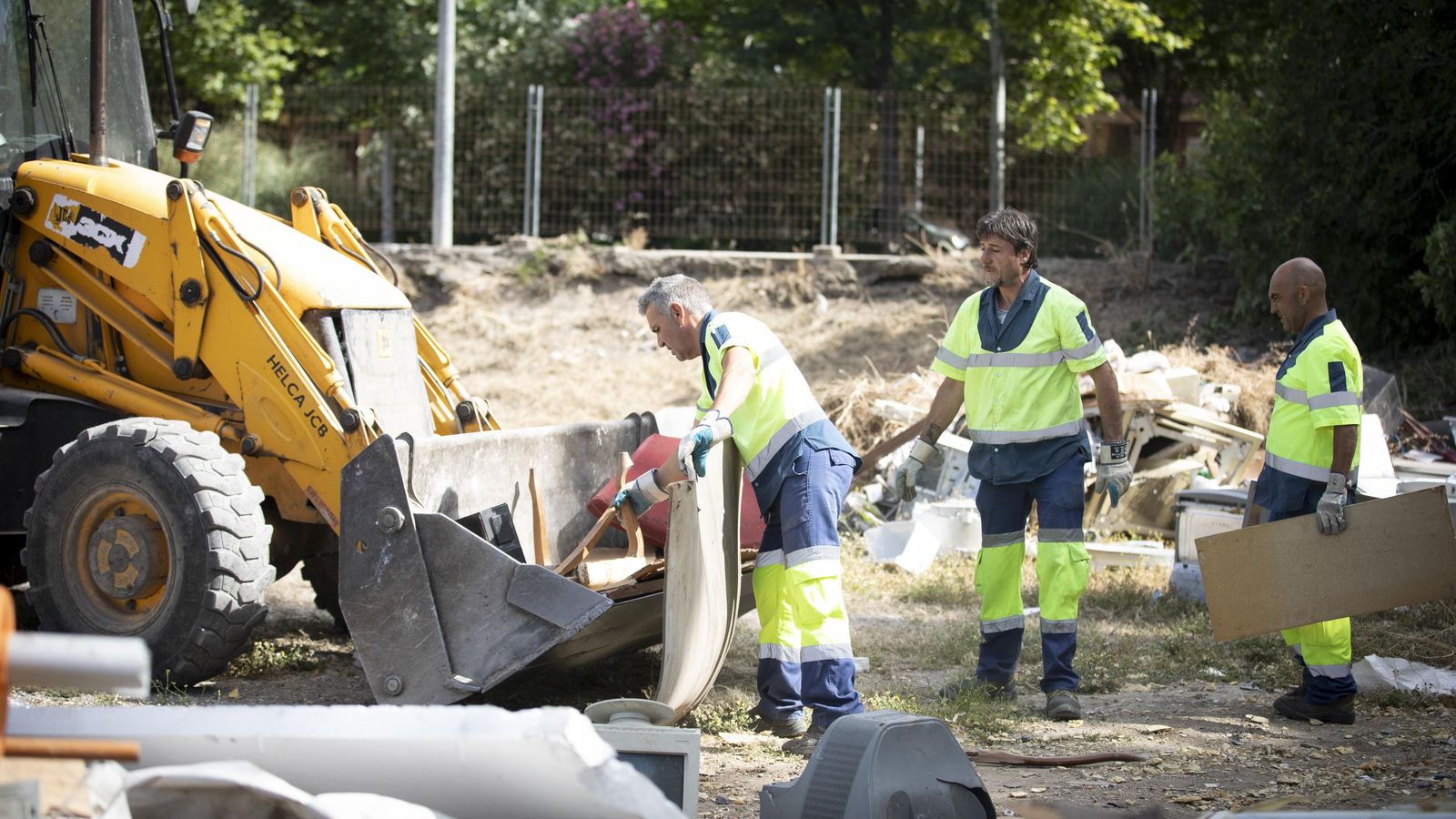 Los operarios de Inagra trabajarán durante toda la semana para retirar chatarra y enseres en esta zona
