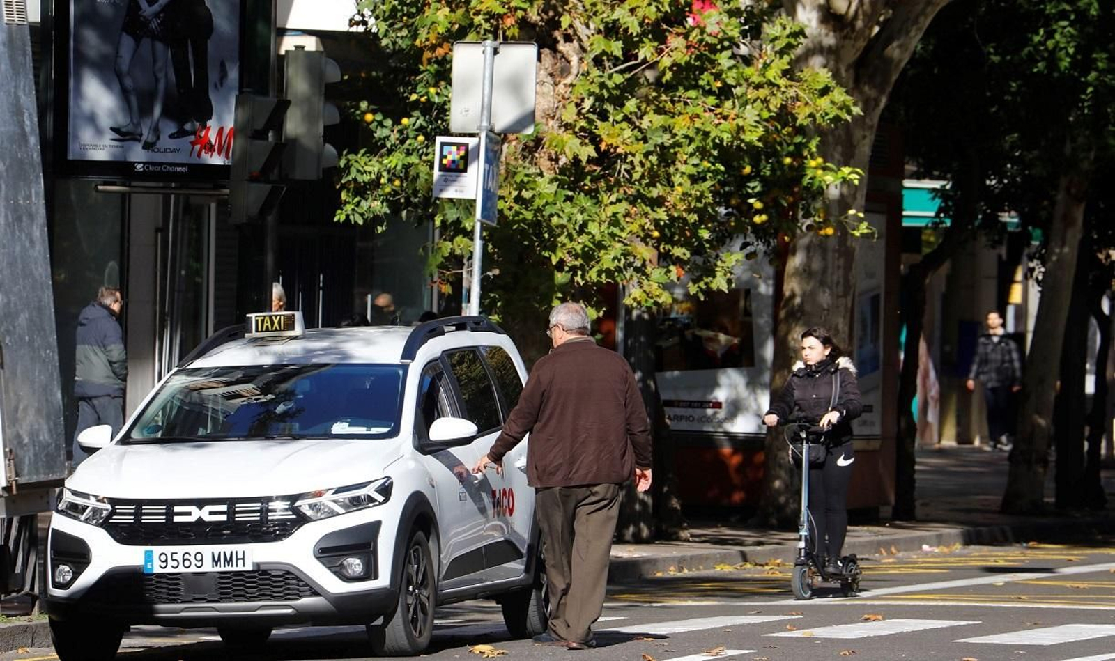 Un taxi permanece estacionado en una parada del centro de la ciudad
