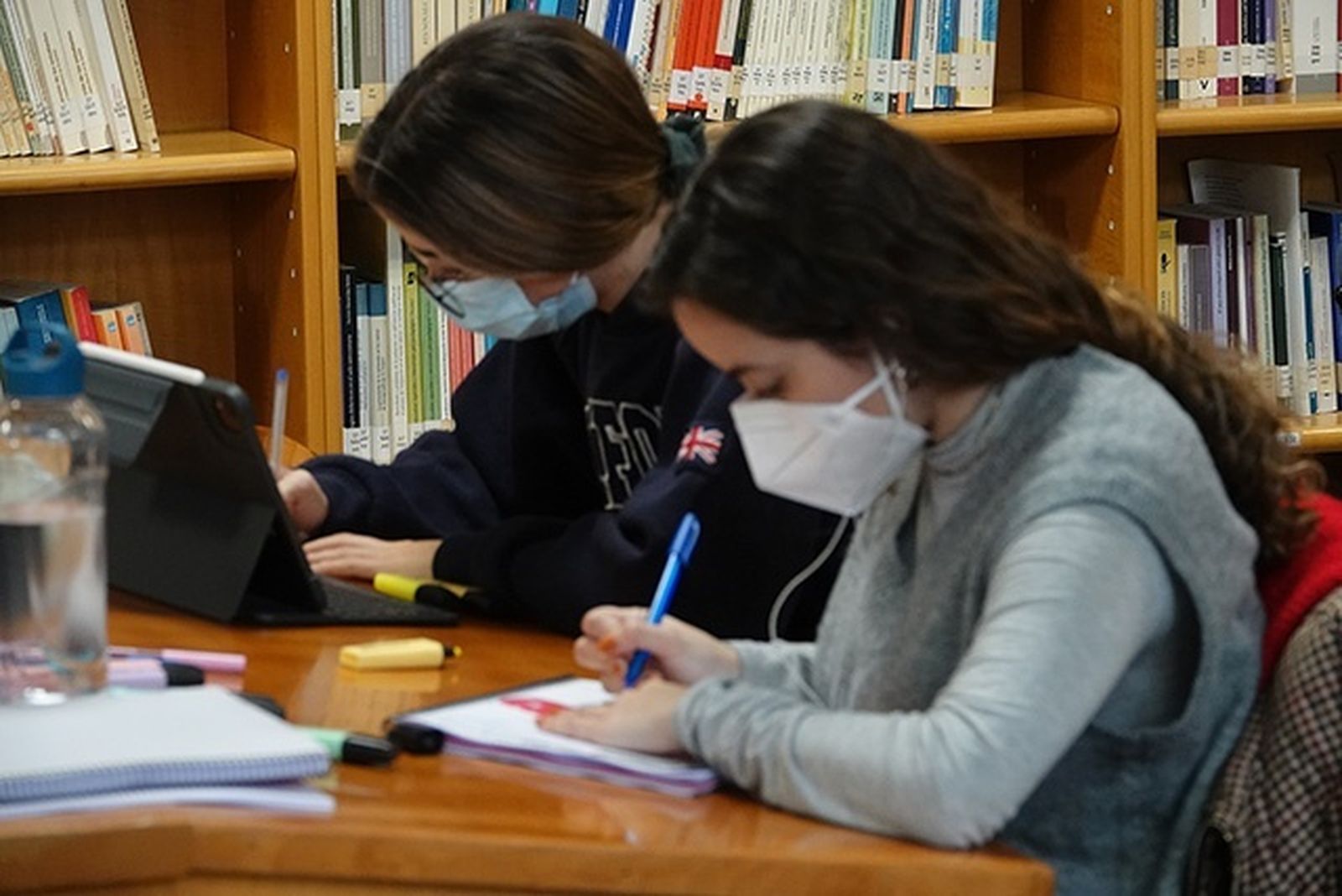 Dos estudiantes en la Biblioteca General de la UMA.