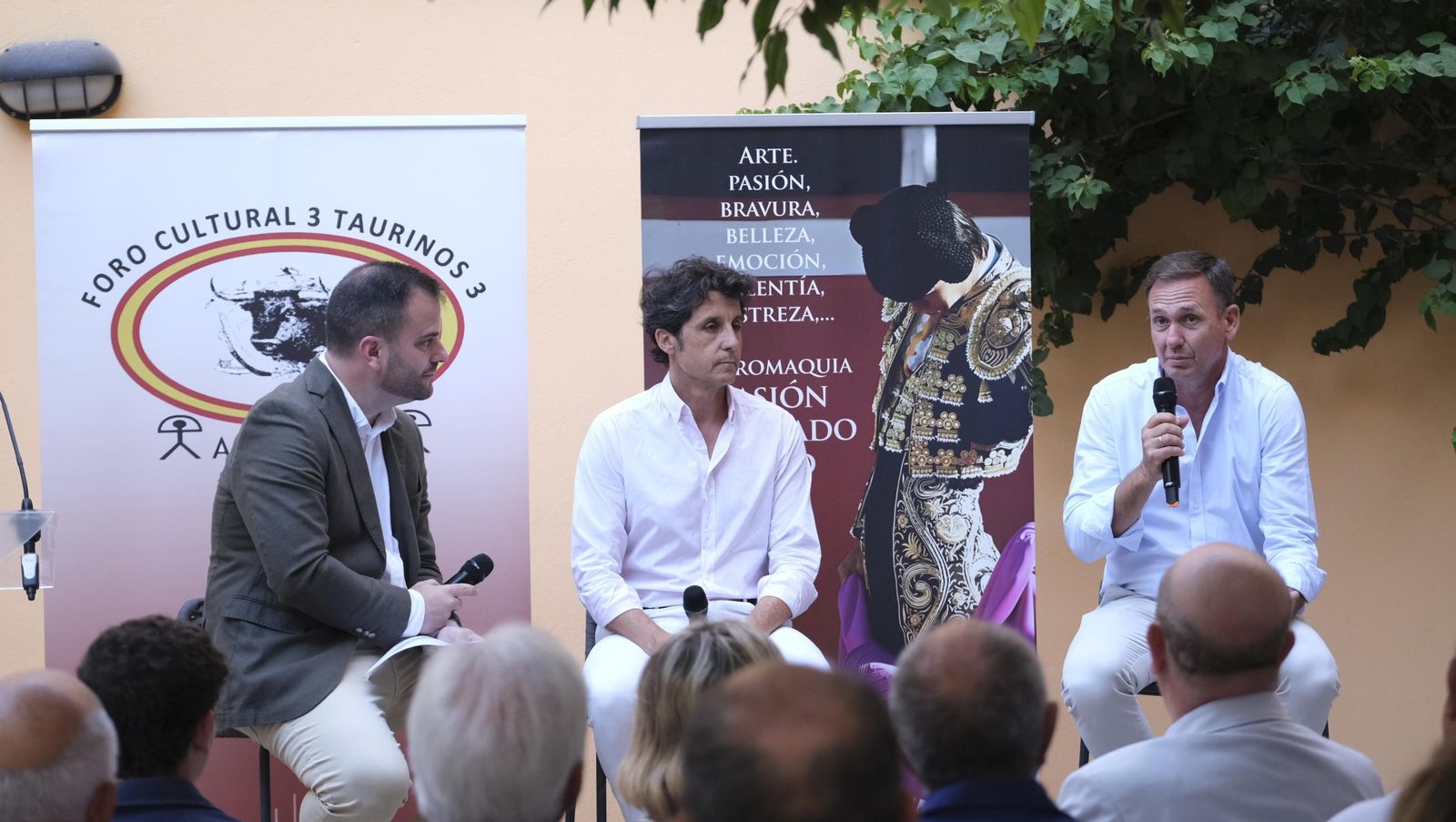 Conferencia del Foro Cultural 3 Taurinos 3, en imágenes