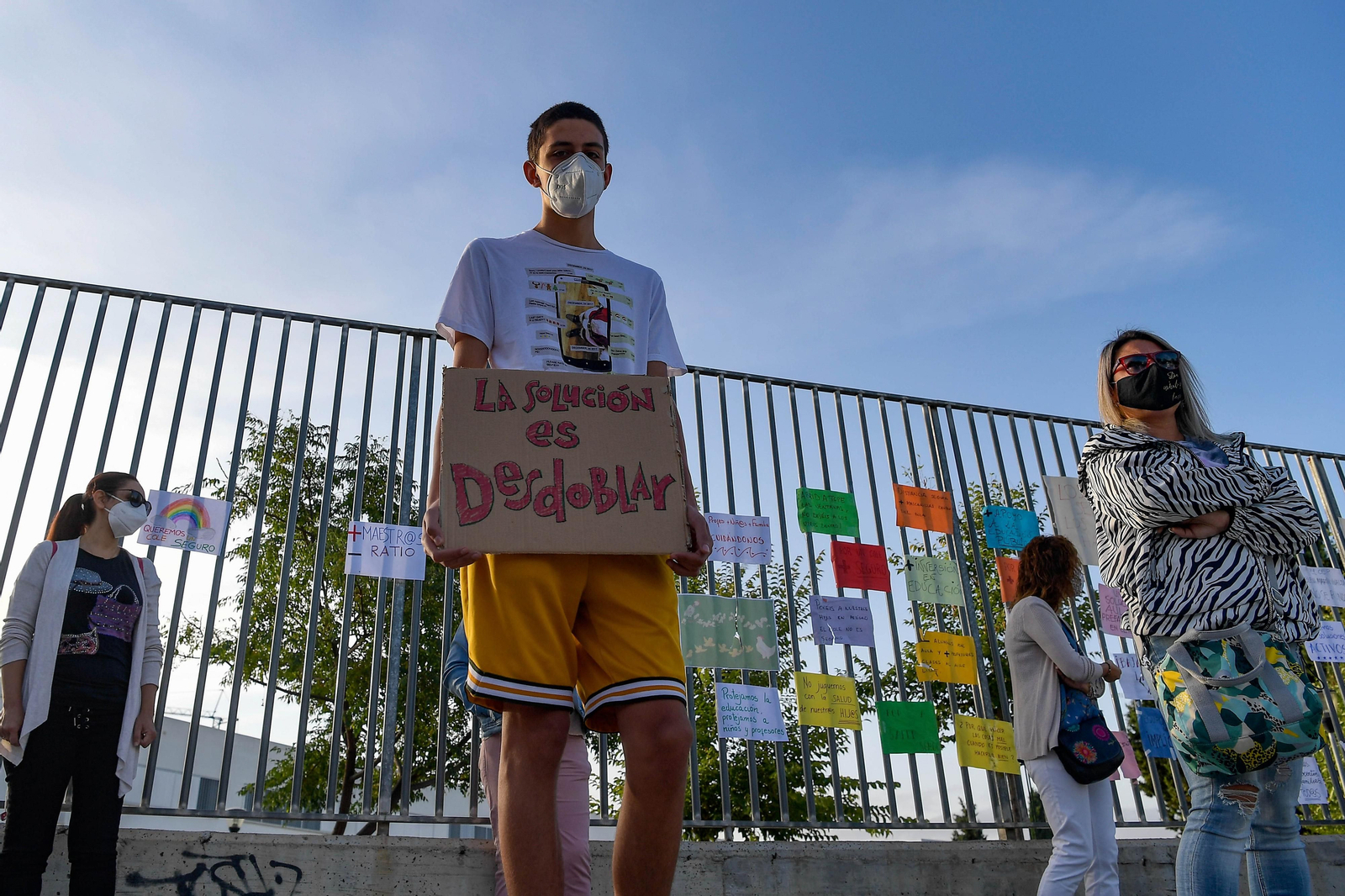 Protesta, ayer, de un grupo de familias en el Martín Vivaldi de Granada.