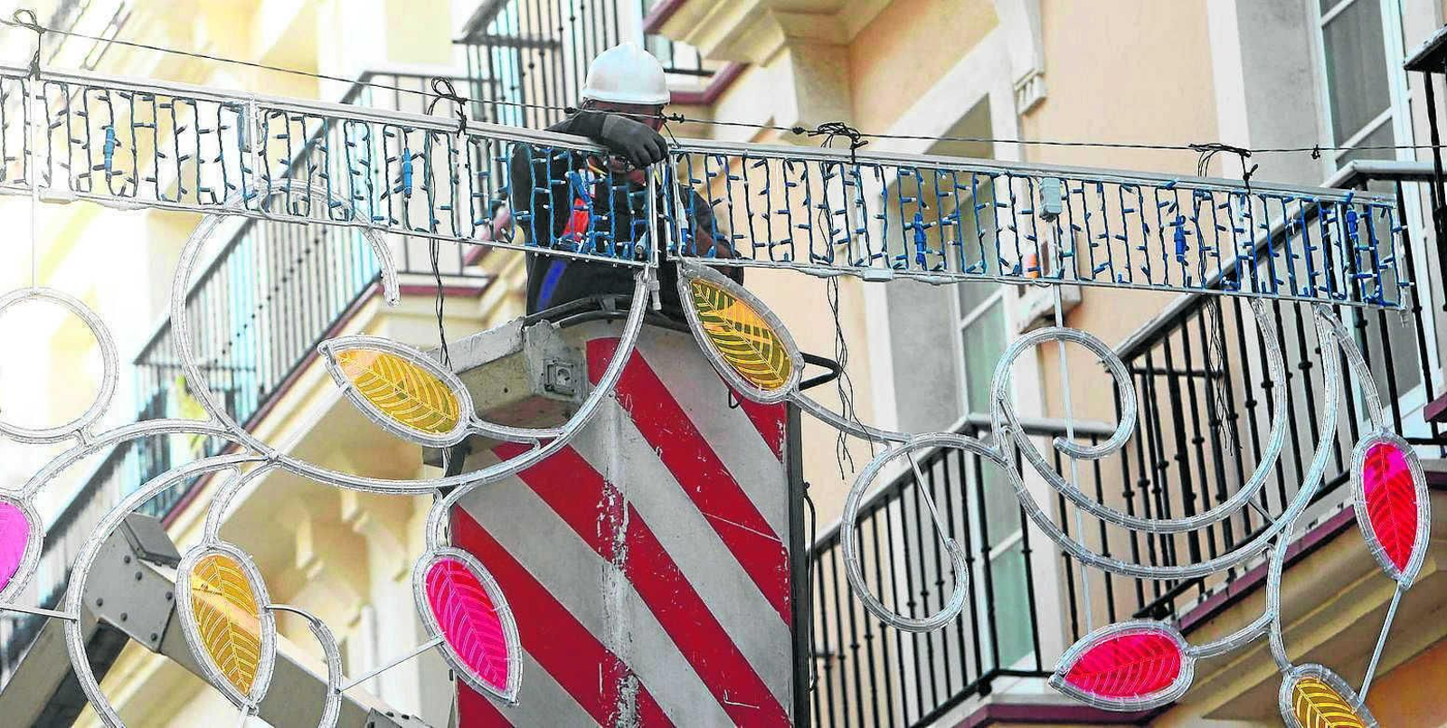 Un operario pone el alumbrado en una calle de la capital hace años.
