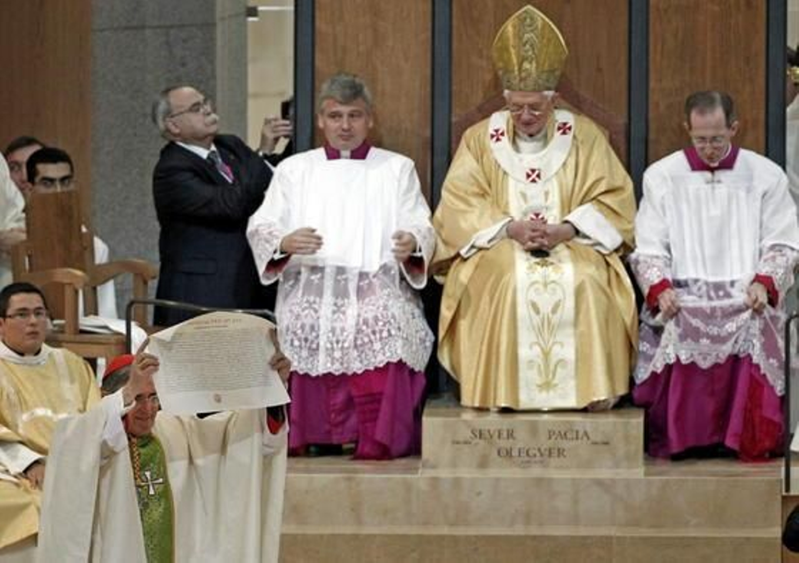 El papa Benedicto XVI bendice la Sagrada Familia de Barcelona y celebra una multitudinaria misa en su interior. 

Foto: EFE
