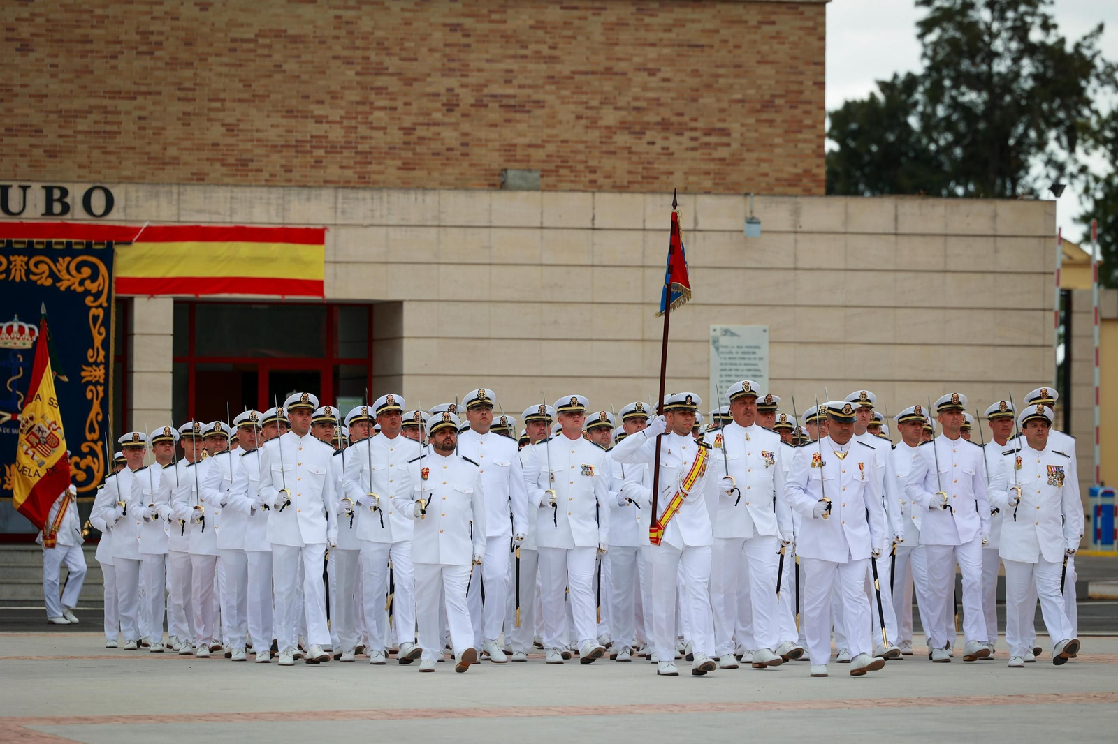 Las imágenes de la entrega de despachos a los nuevos suboficiales de la Armada que ha presidido el Rey en San Fernando
