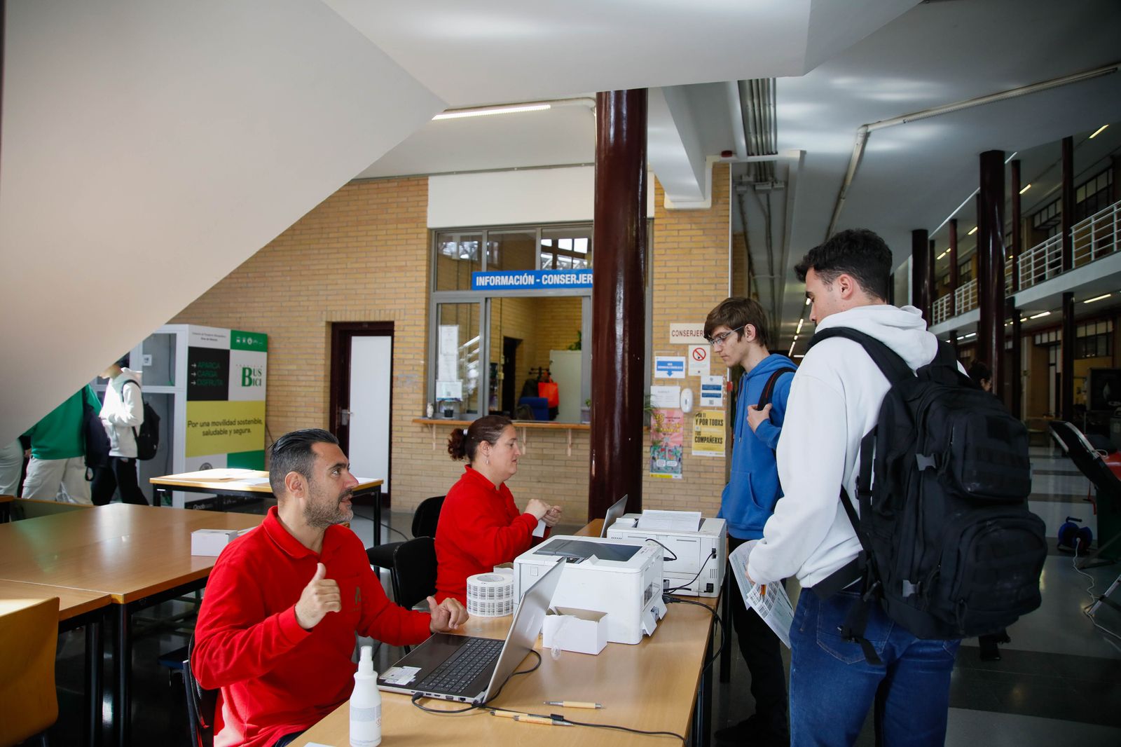 Juan de la Cruz Belmonte y Aref Laarej en la colecta de sangre de la UAL