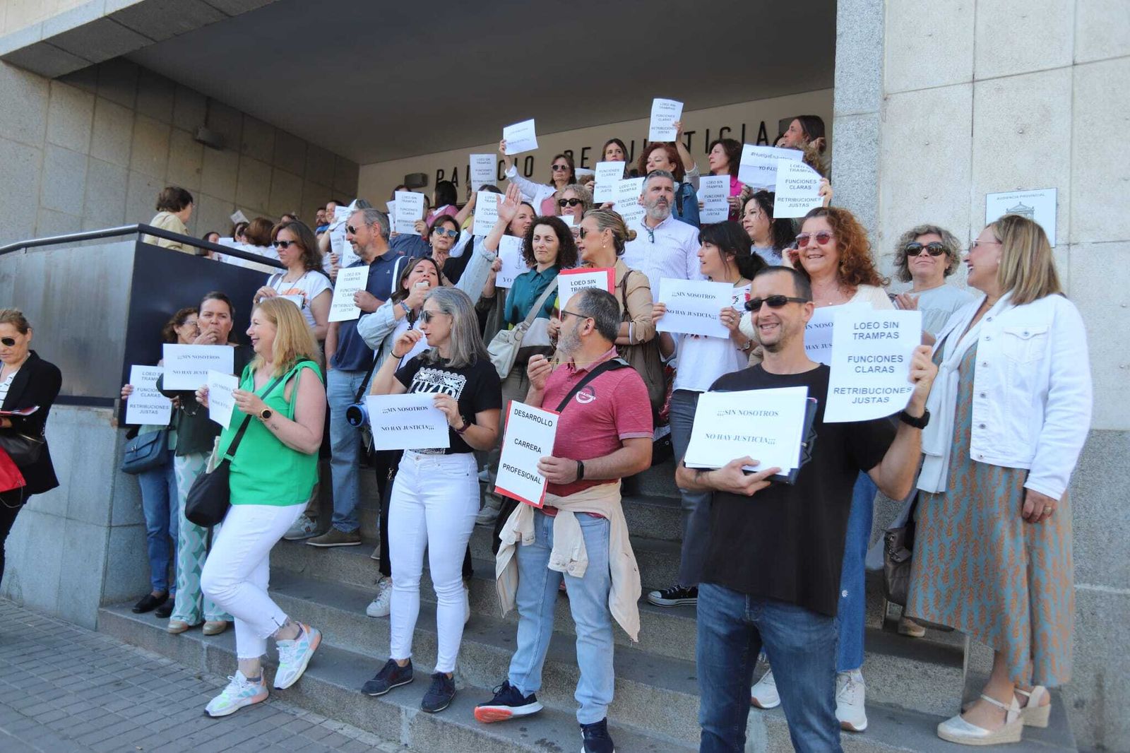 Protesta de los funcionarios en la puerta del Palacio de Justicia de Huelva