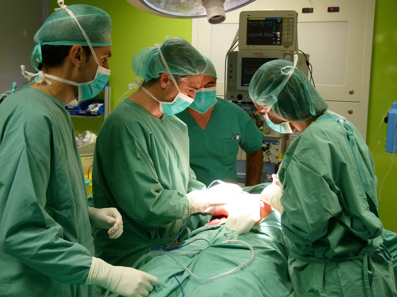 El equipo de cirujanos de Quirónsalud  Sagrado  Corazón , durante una intervención.