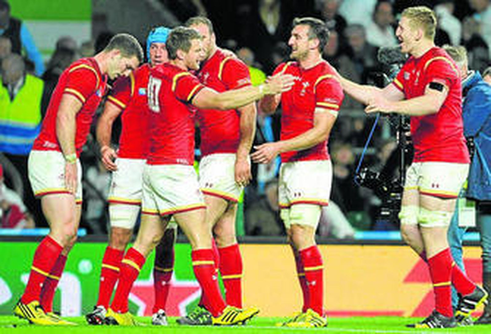 El combinado de Gales celebra un ensayo durante el presente Mundial de Inglaterra.