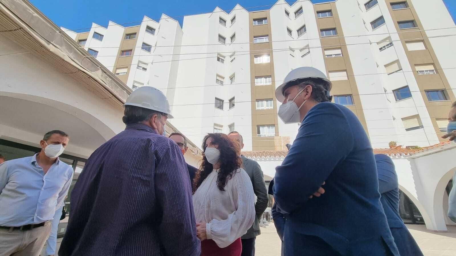 La consejera de  Igualdad, Políticas Sociales y Conciliación durante su visita a la residencia de mayores de La Granja
