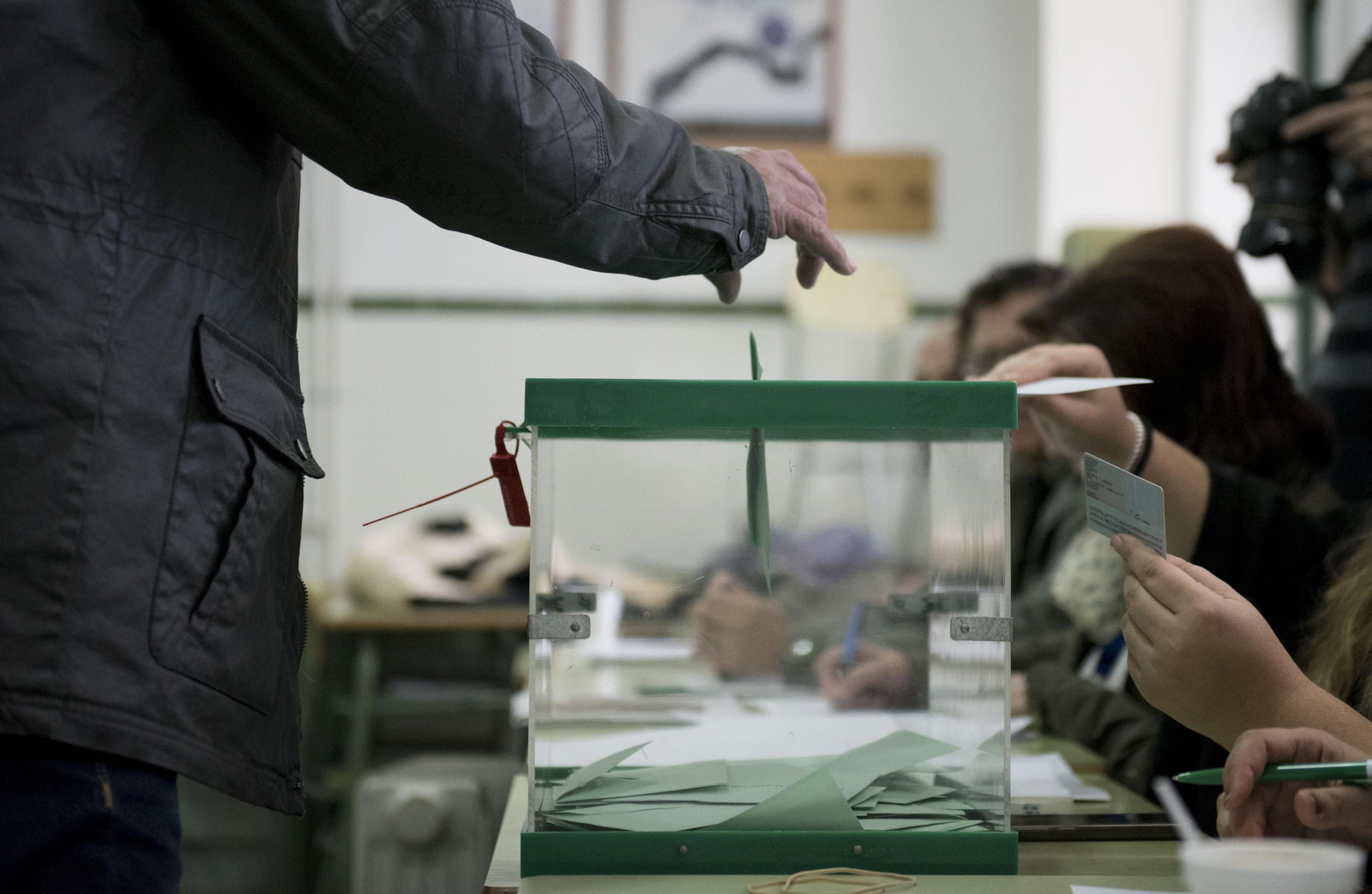 Persona depositando su voto en la urna