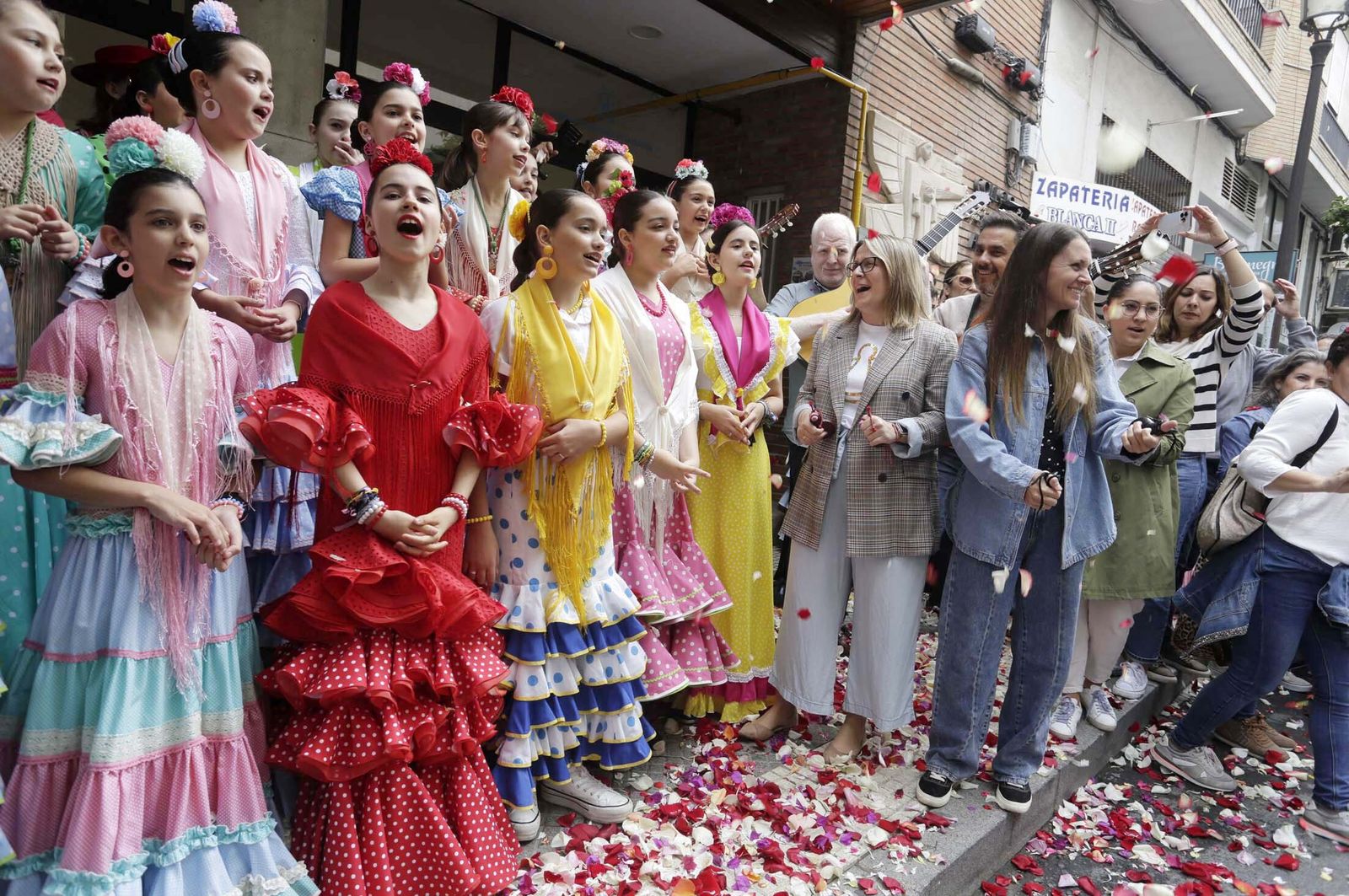 El Rocío 2023: Imágenes de la Hermandad de Emigrantes en su salida de Huelva