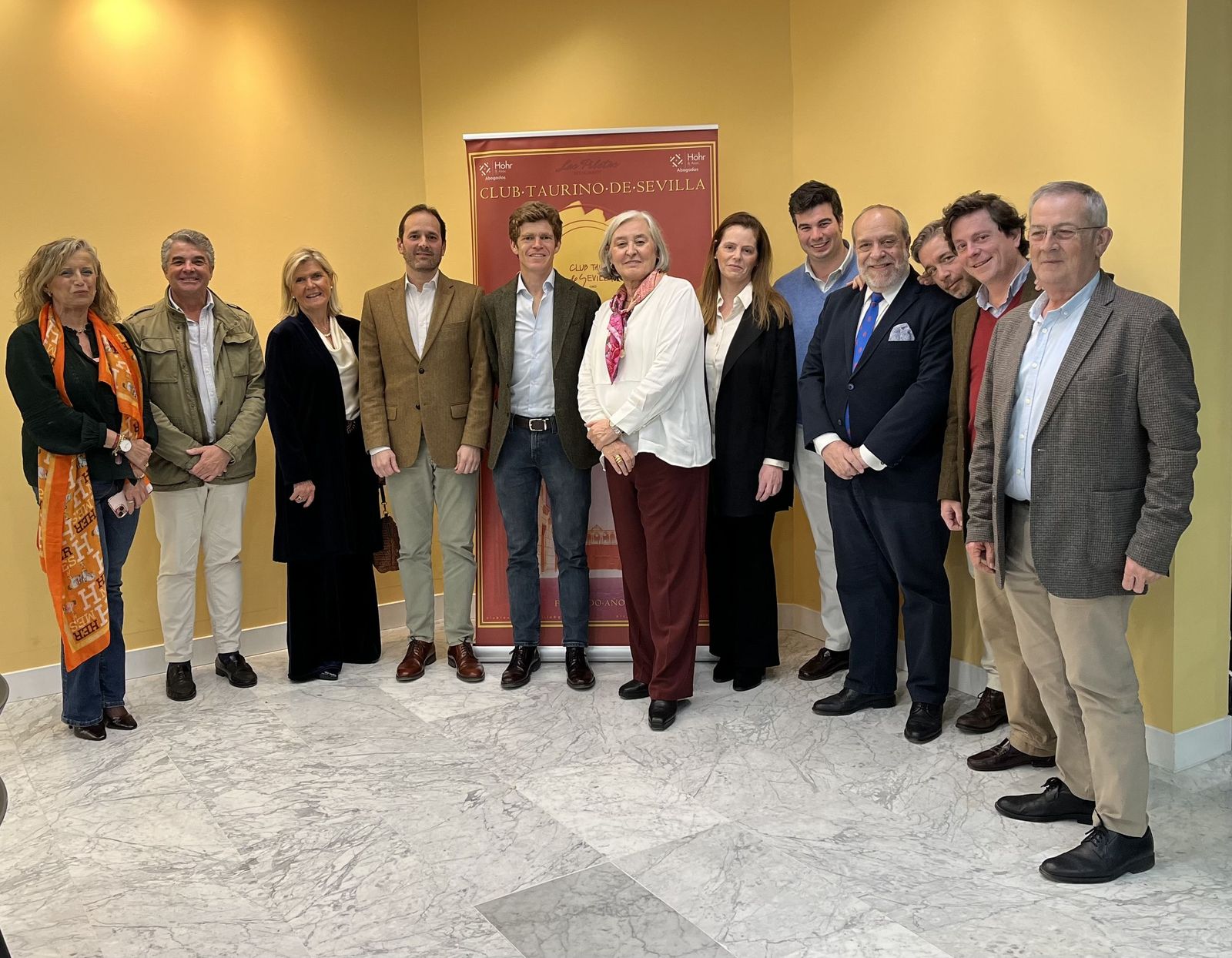 Borja Jiménez, junto a los socios del Club Taurino de Sevilla
