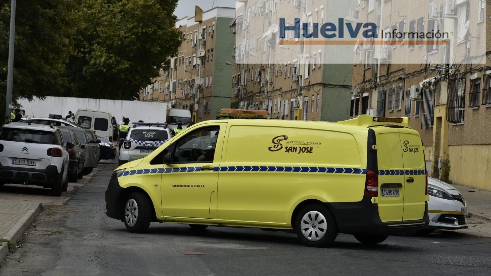 Un vehículo funerario entra en la barriada del Torrejón.