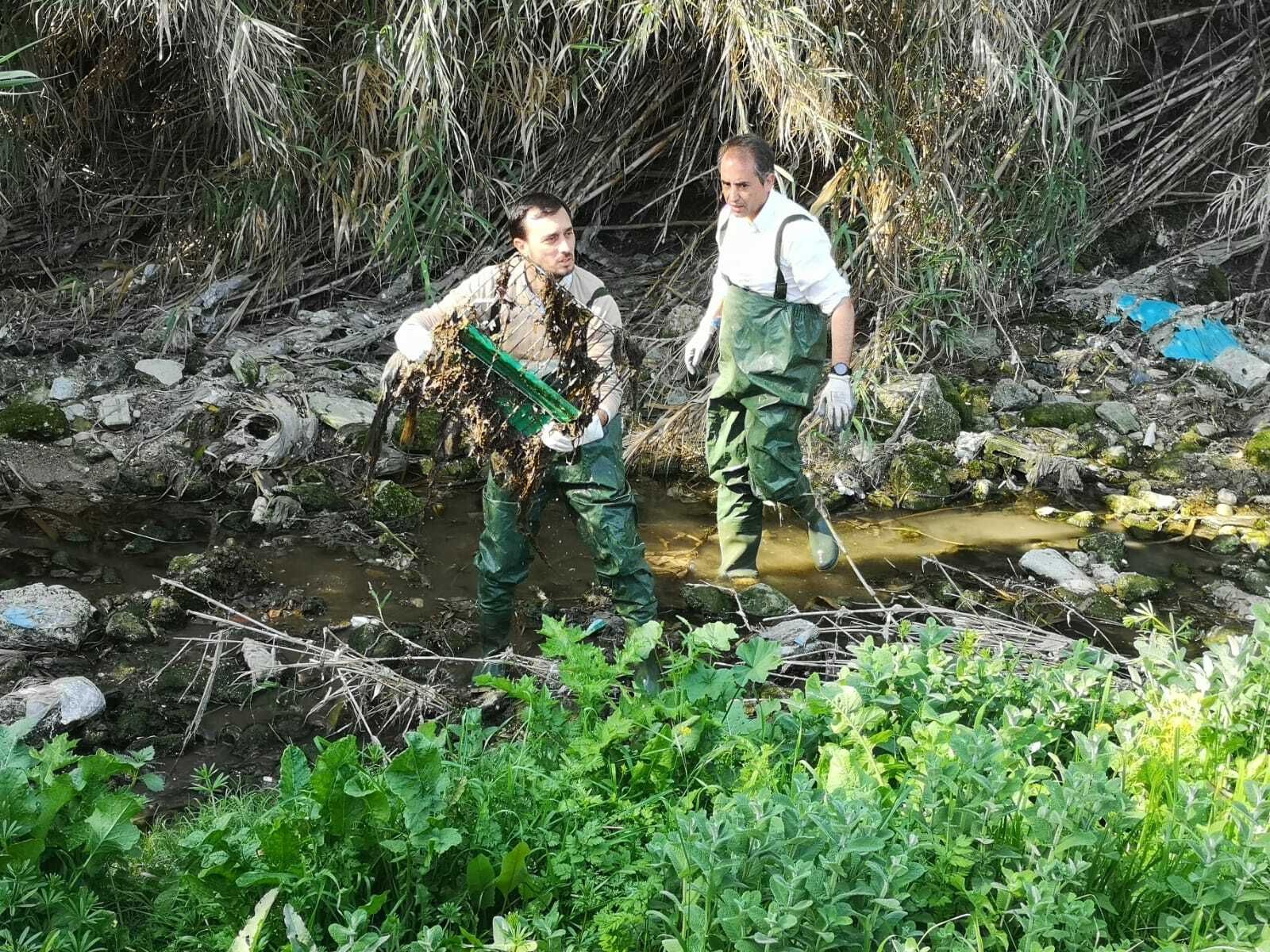 Antonio Saldaña, durante la limpieza del cauce del arroyo de La Canaleja.