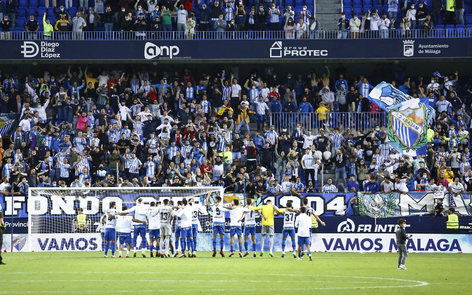La afición y el equipo, congraciados.