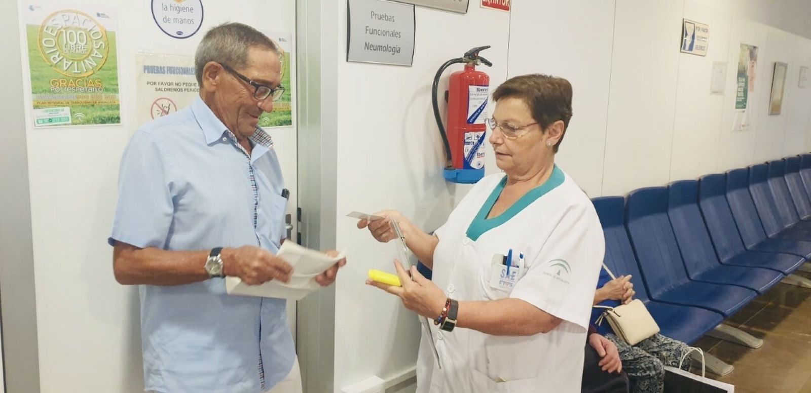 Un paciente junto a una profesional del Hospital Clínico de Málaga