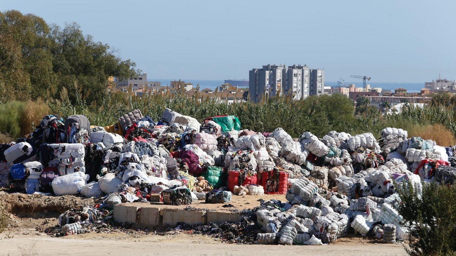 Vídeo: así es el vertedero ilegal con toneladas de residuos textiles descubierto en La Línea.
