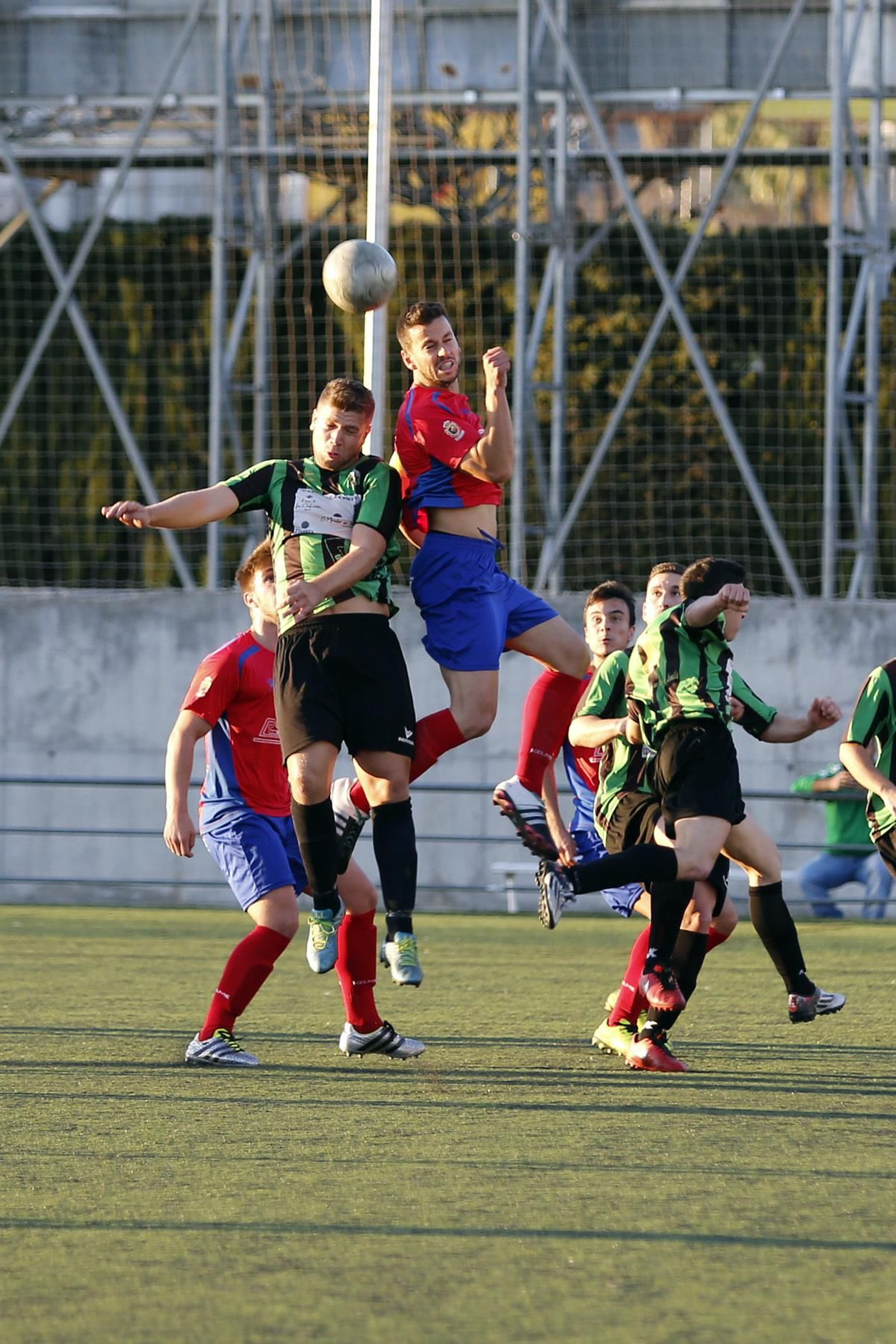 Un jugador del Peñarroya se antivcipa a uno del Alcázar.