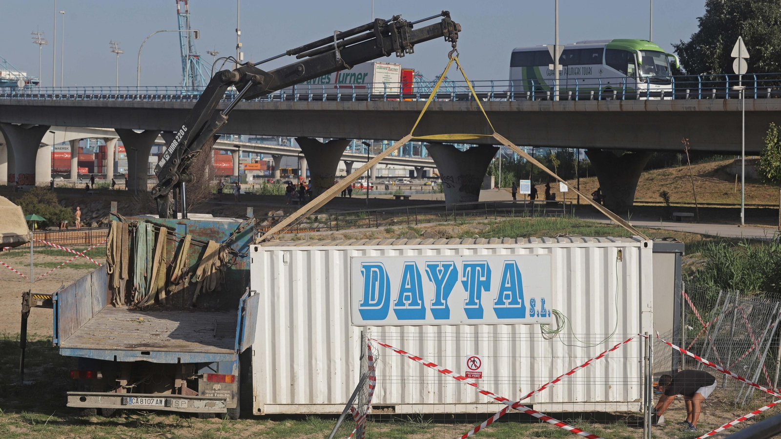 Fotos de los preparativos para el trasvase de arena en la playa de El Rinconcillo en Algeciras