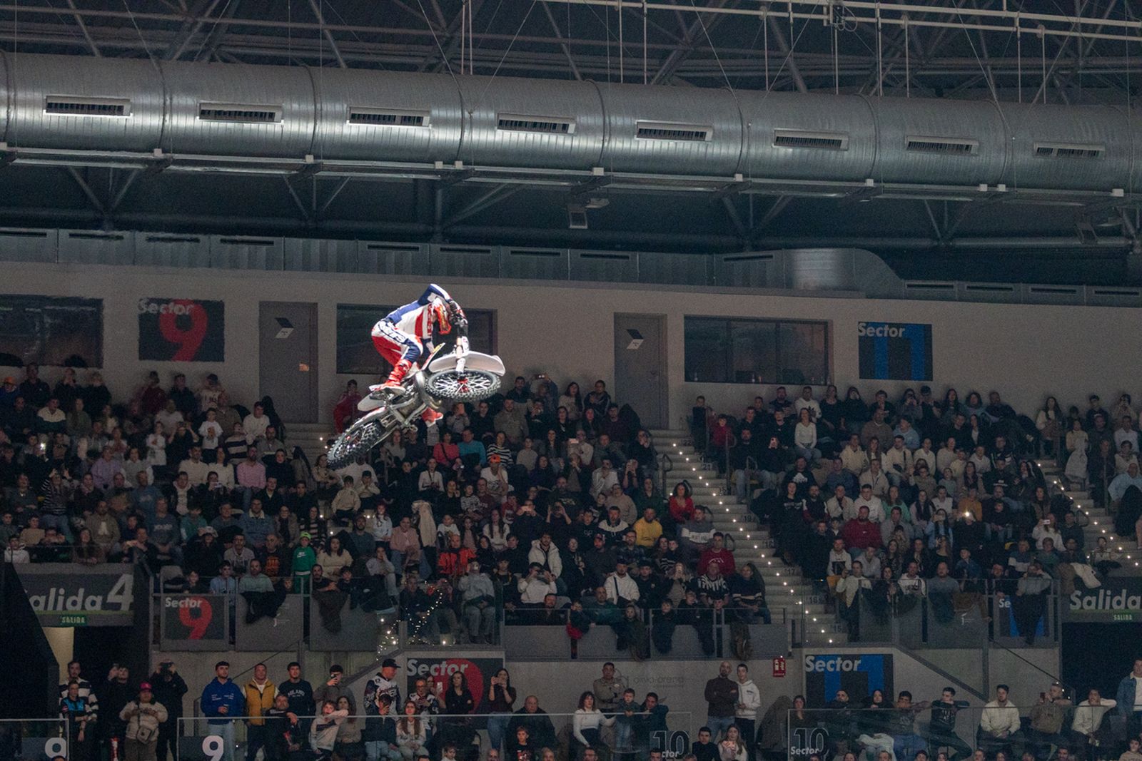 En imágenes: el Olivo Arena vibra con piruetas y motor en estado puro en el Soloflow Freestyle (1)