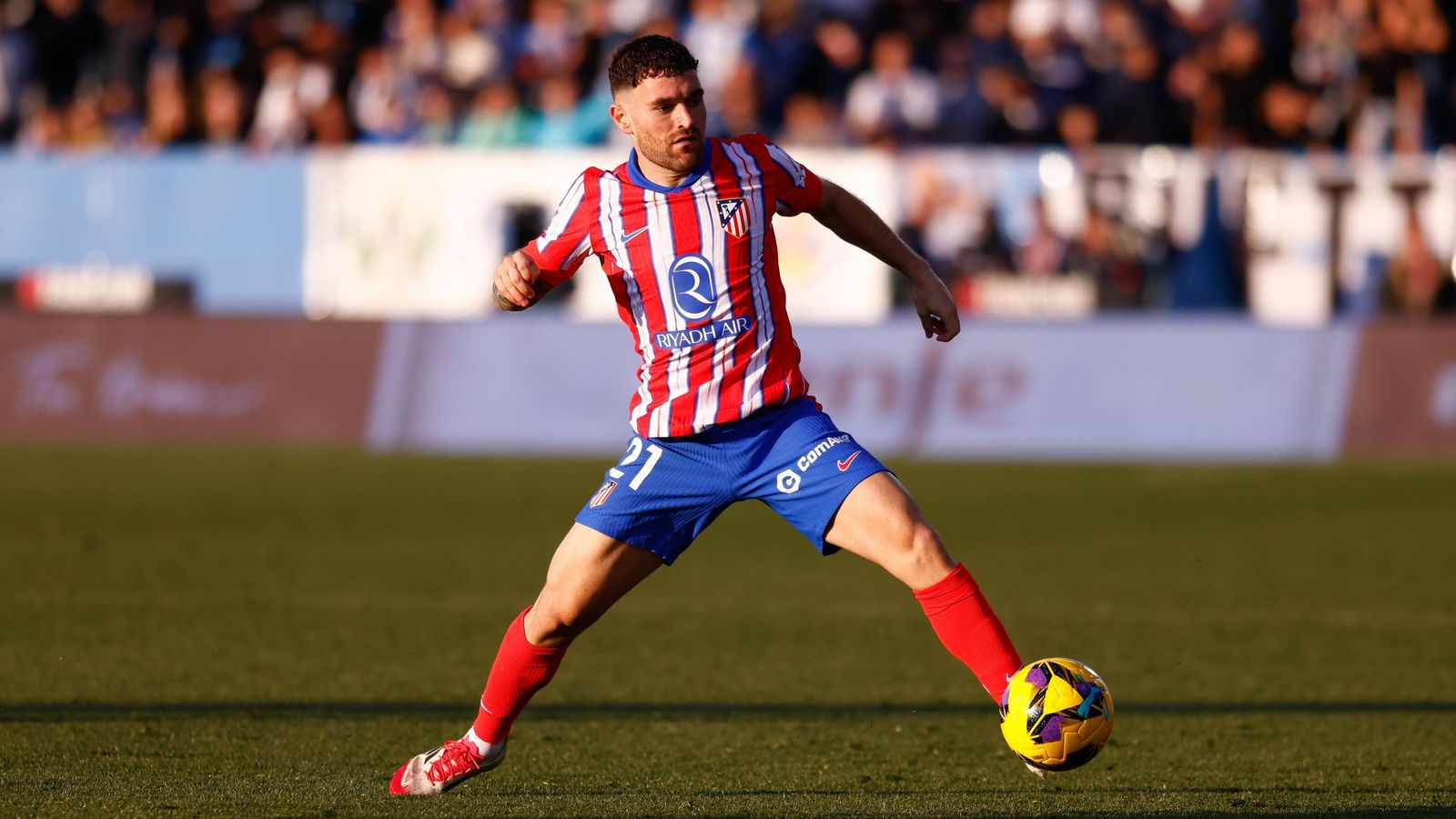 Javi Galán controla el balón en un partido con el Atlético de Madrid.