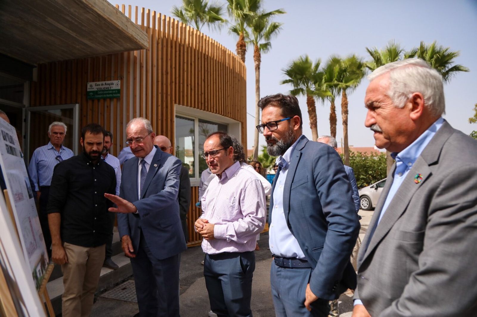 Visita del alcalde y los concejales a la Casa Colichet junto al director de Cáritas.