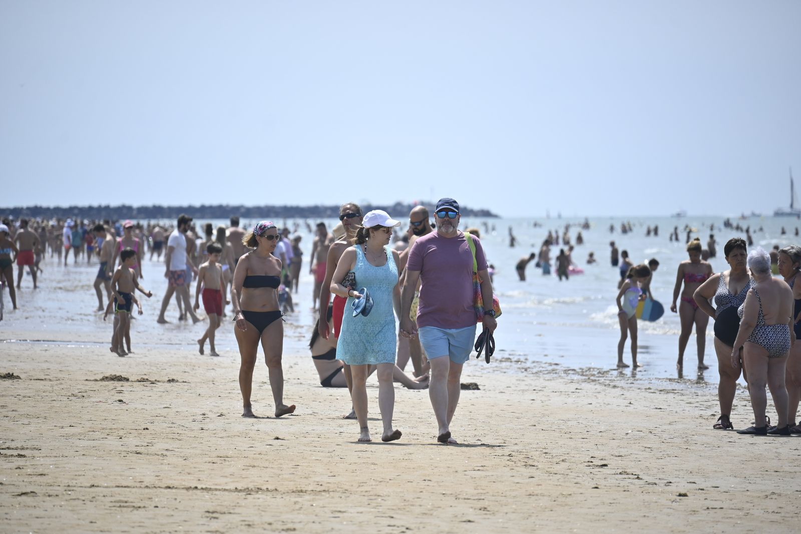 Ambiente en la playas de Huelva este sábado 22 de julio, en imágenes